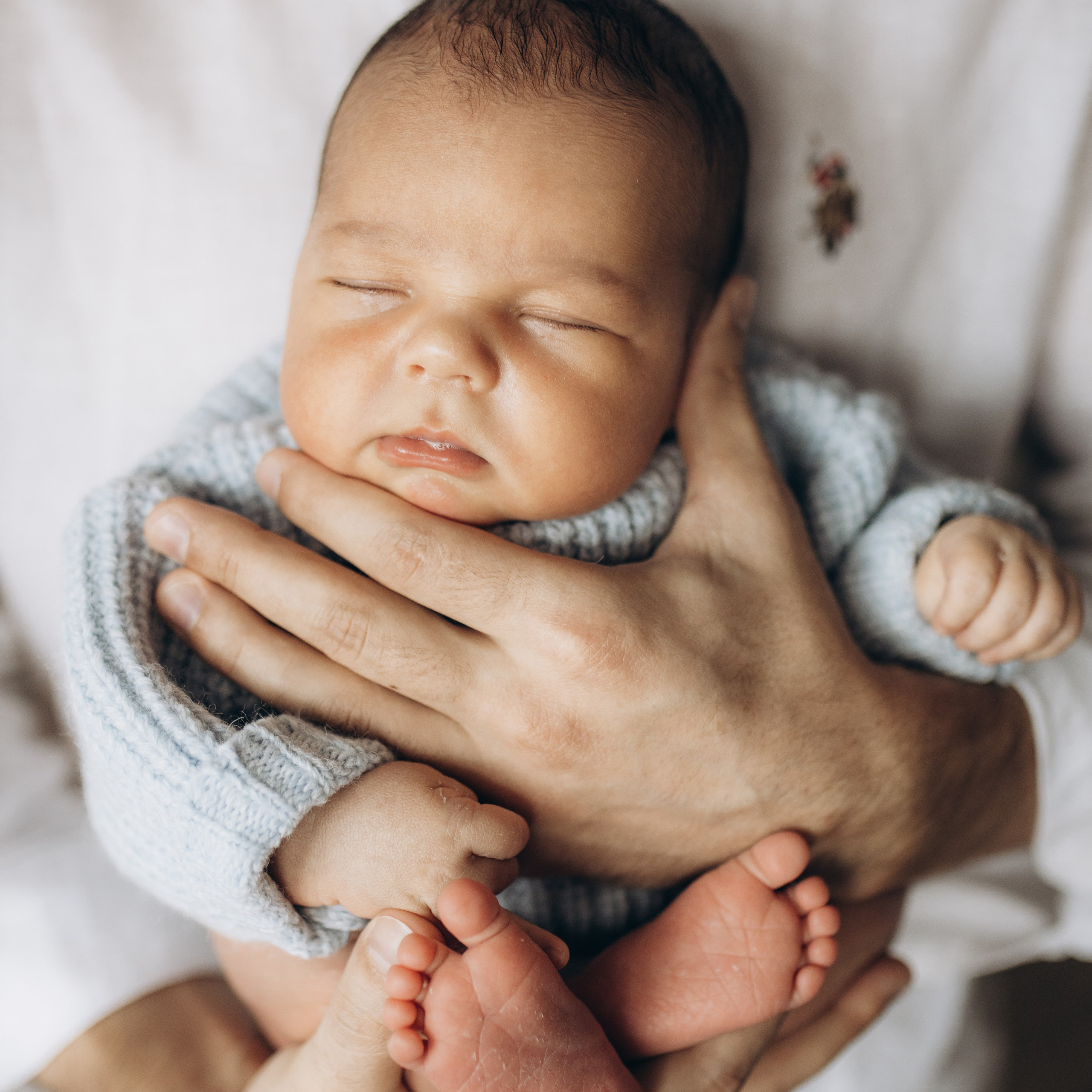 нежная фотосессия newborn с папой на руках