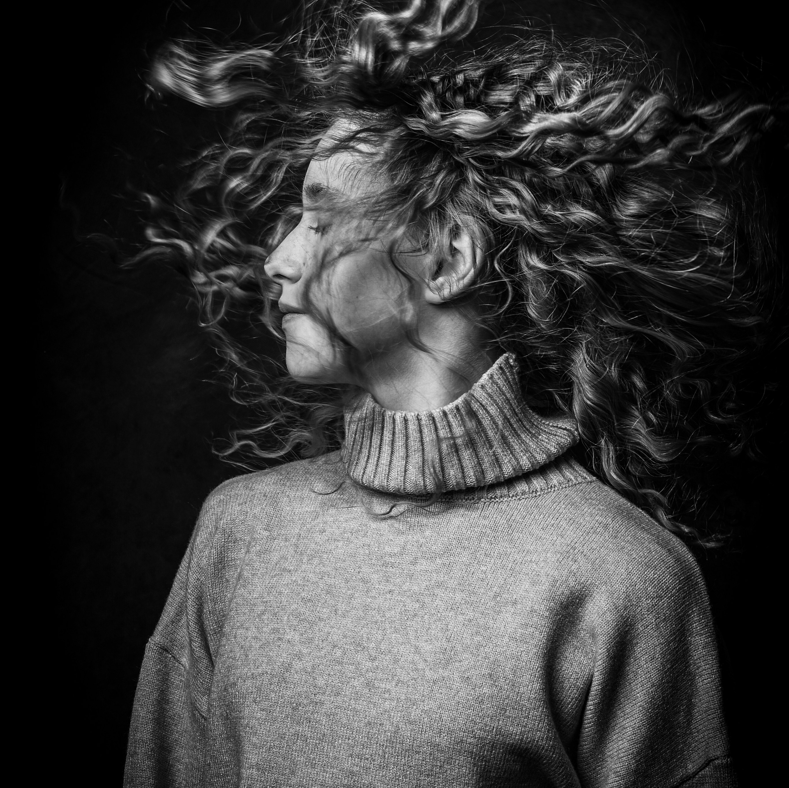 женщина в муке творческая съёмка чб