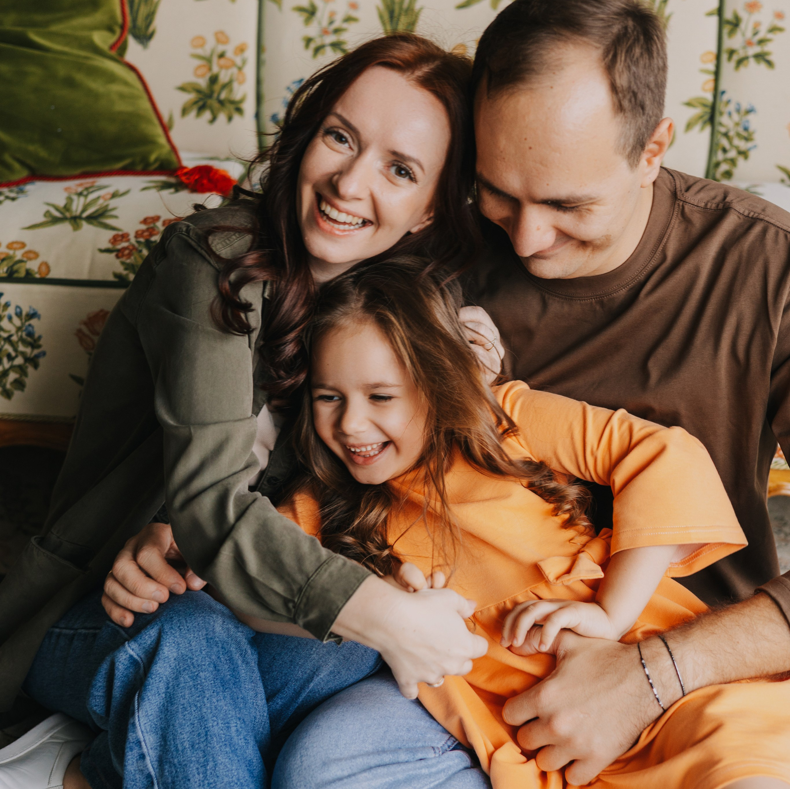 Новогодняя фотосессия со снегом у елки: семья в стильных нарядах, волшебство