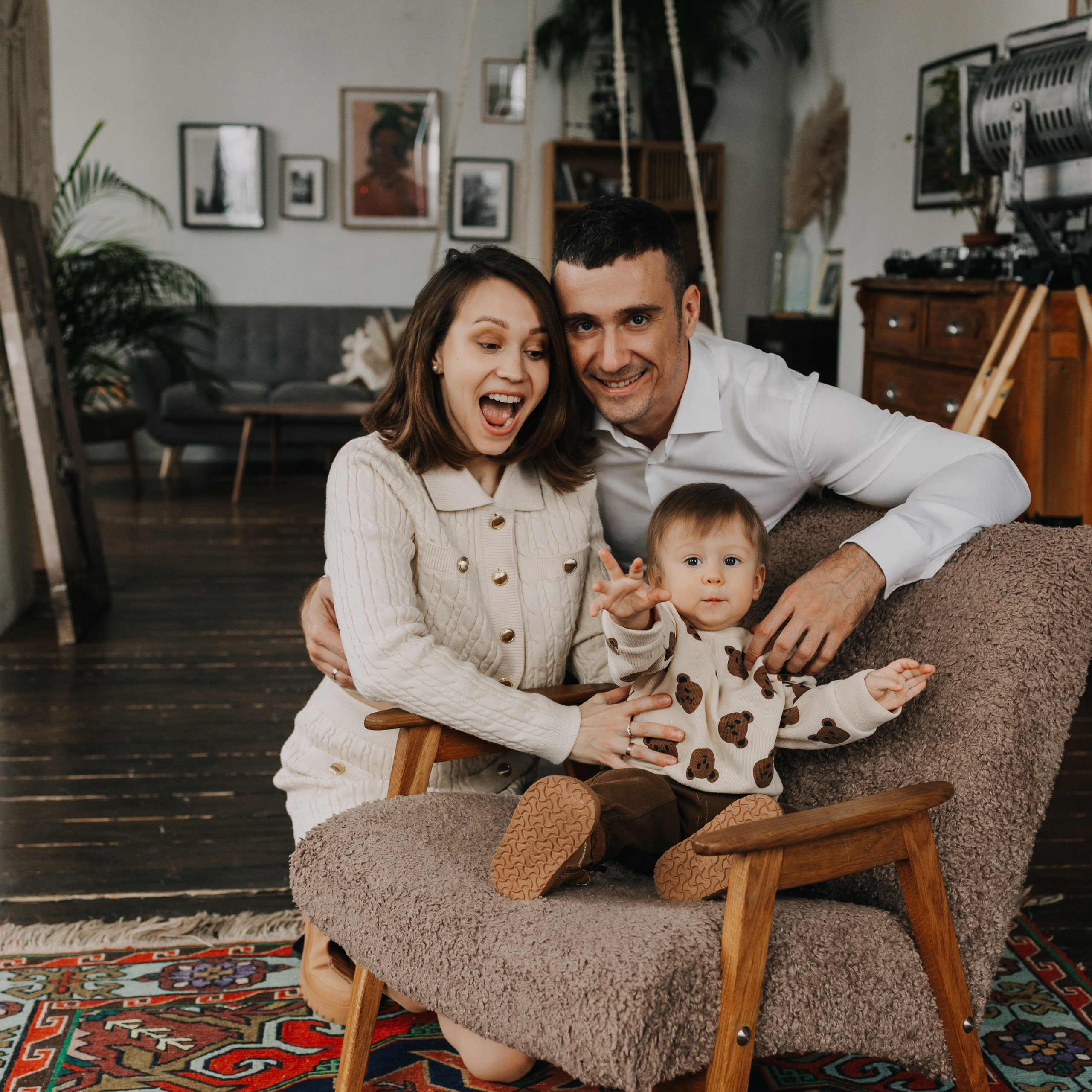 Семья из 3 человек в фотостуии, красивая фотография