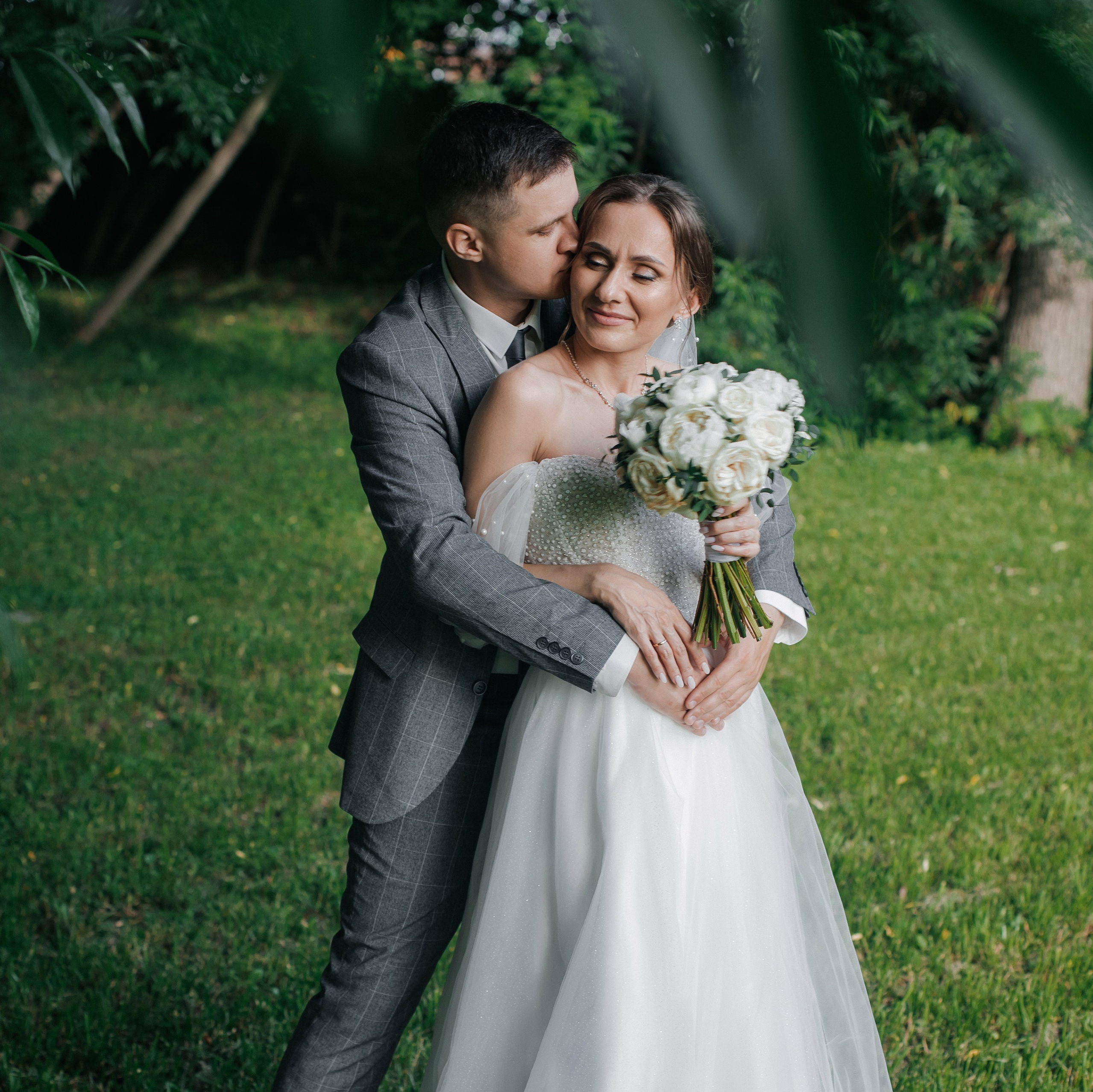 молодожёны идут по набережной их обдувает тёплый ветер 