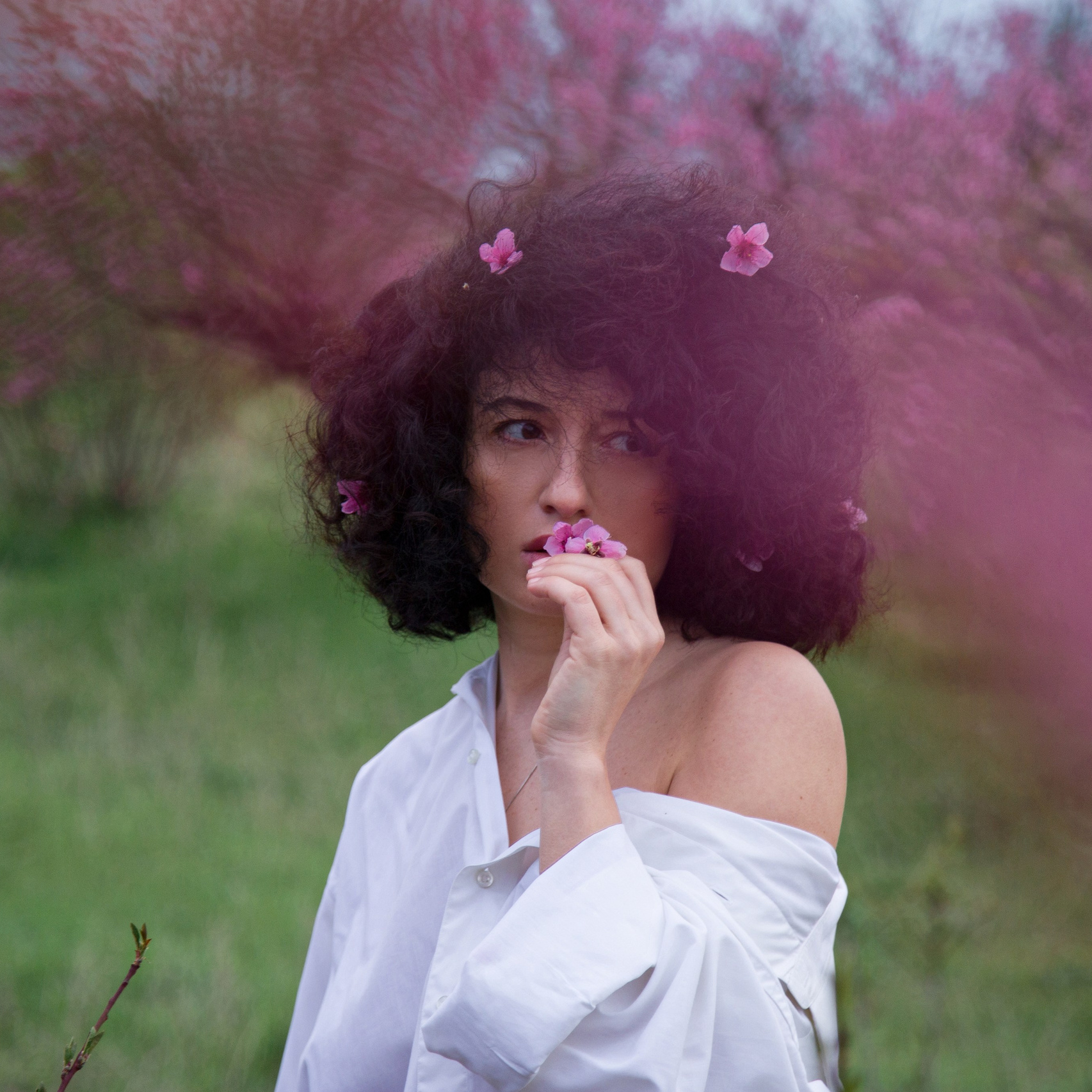 Женская весенняя фотосессия в персиковом саду в Крыму