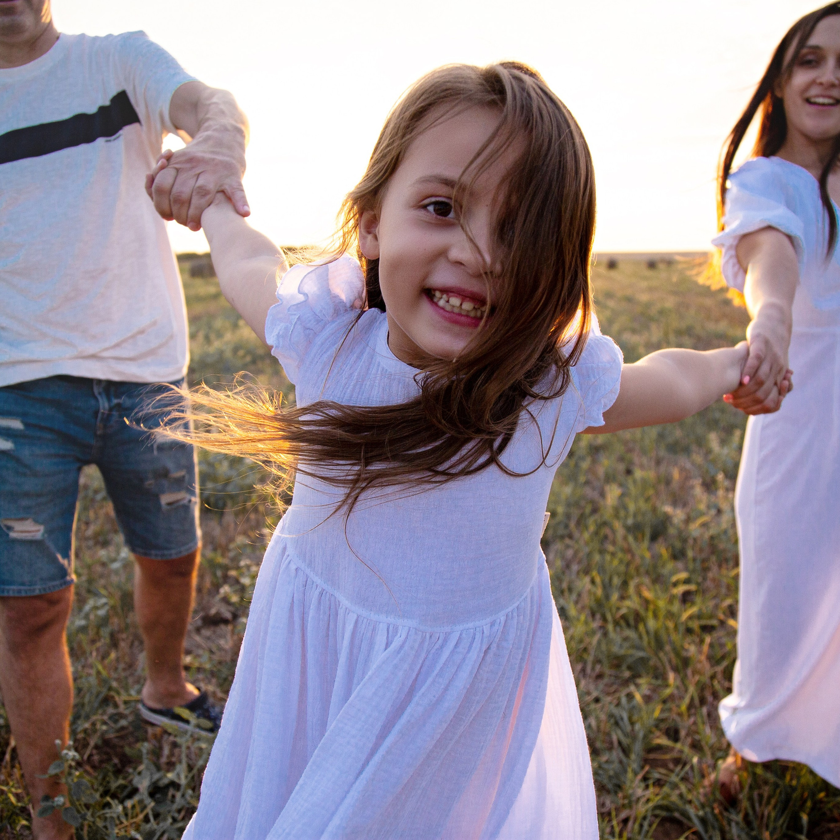 Лайфстайл семейная фотосессия в поле со стогами на закате в Крыму