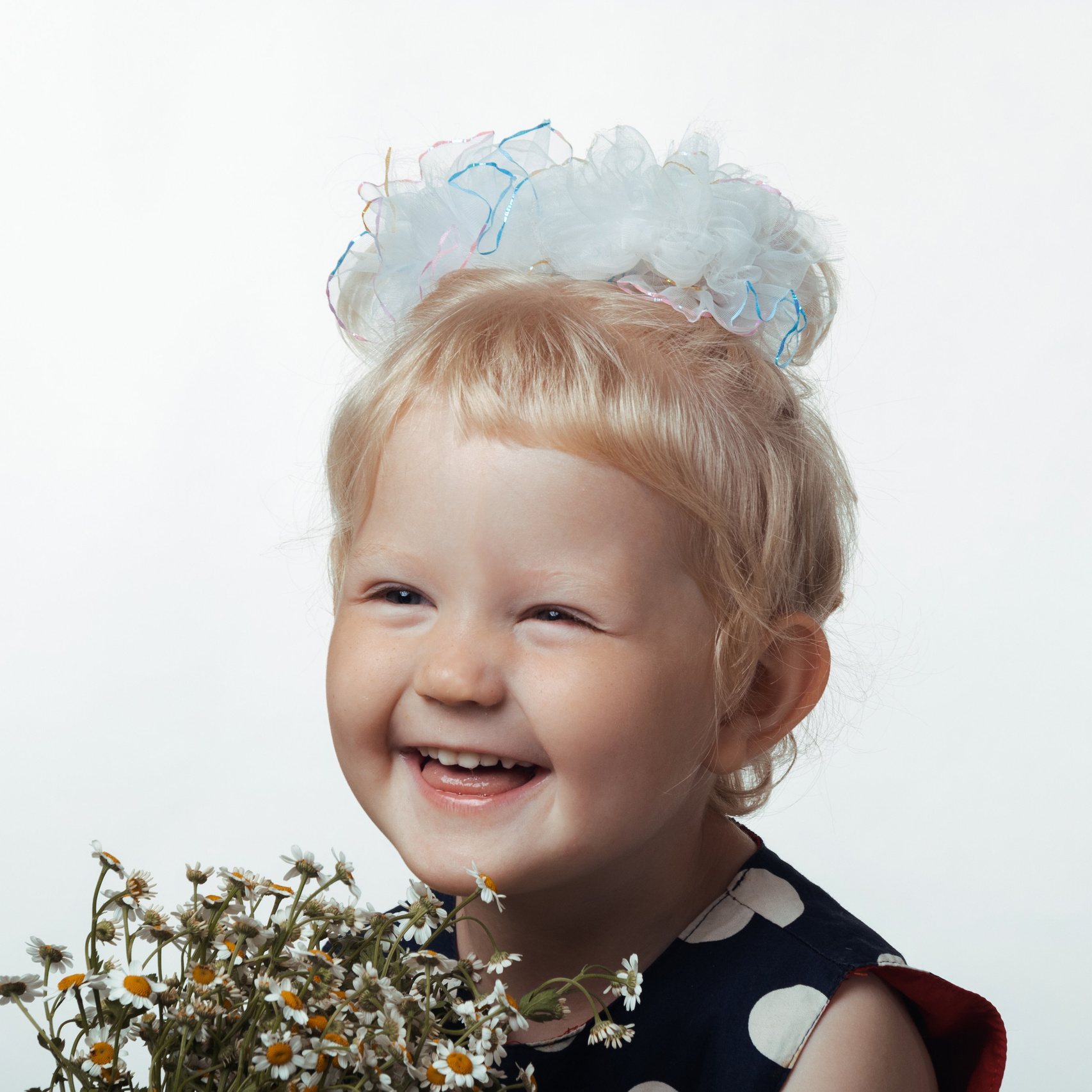 Девочка искренне улыбается 