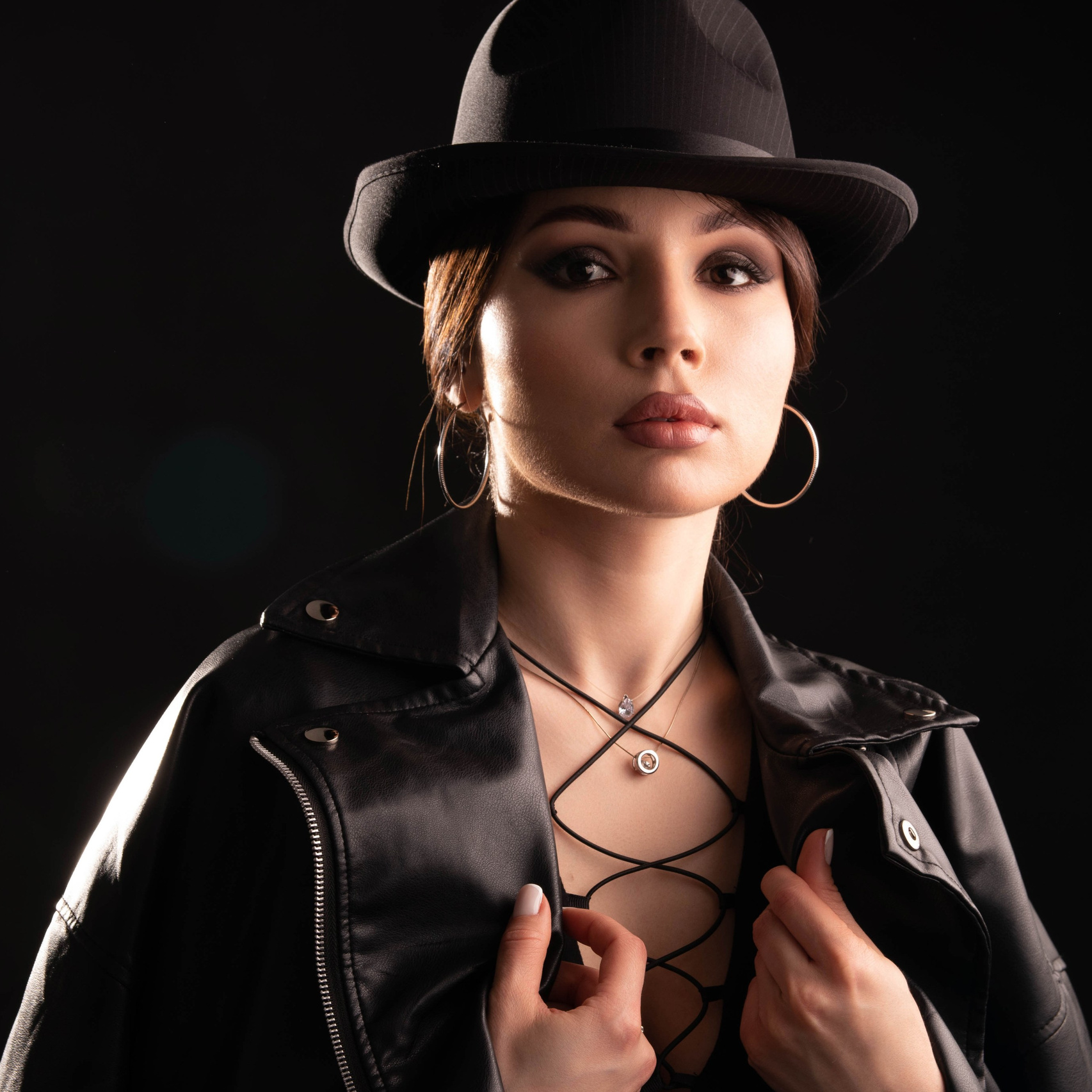 Индивидуальный портрет в фотостудии в темном ключе с цветными фильтрами