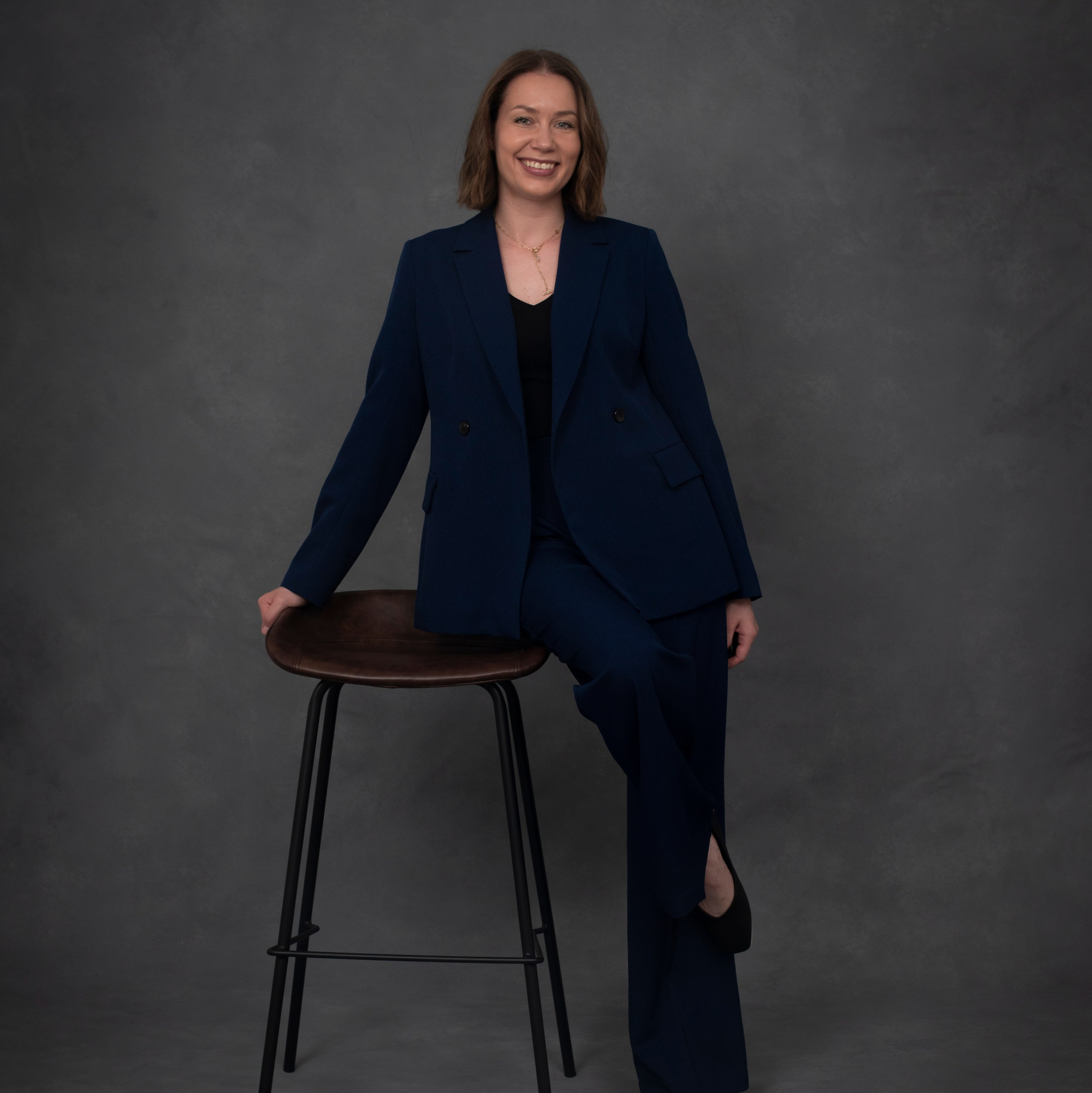 Студийный потрет двух веселых подруг в On студии автопортрета