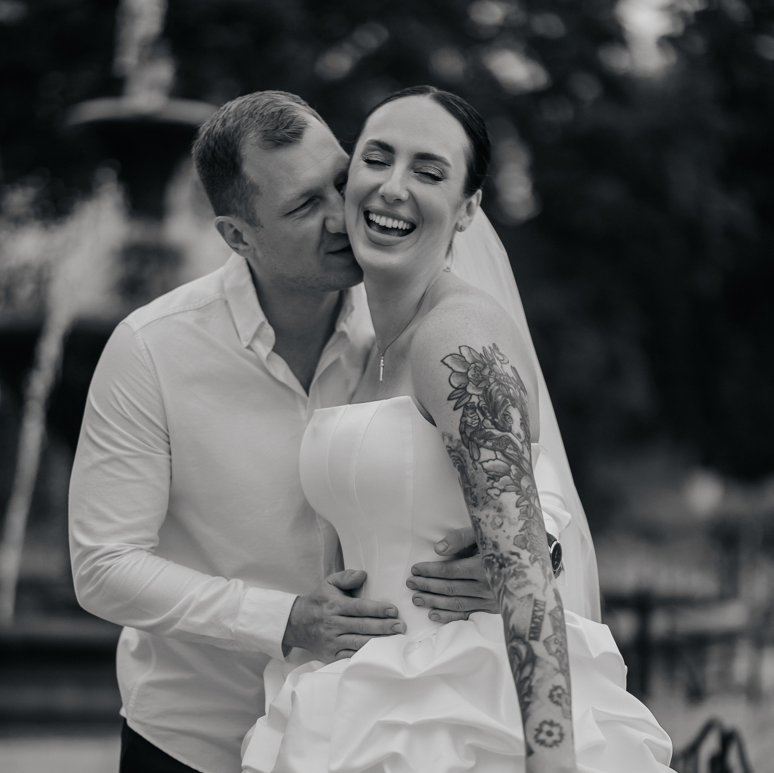 молодожёны целуются под фатой 