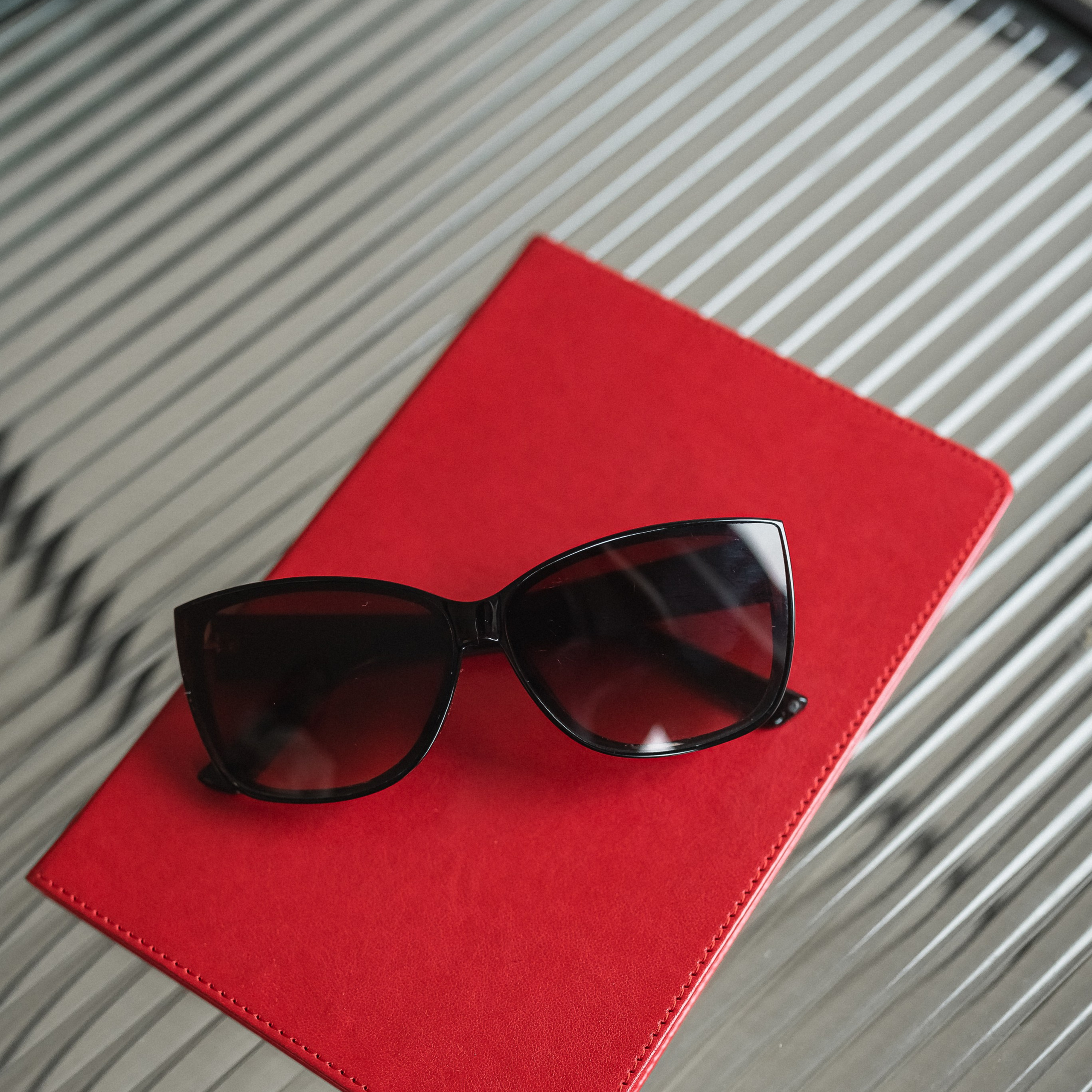 красный блокнот и солнечные очки