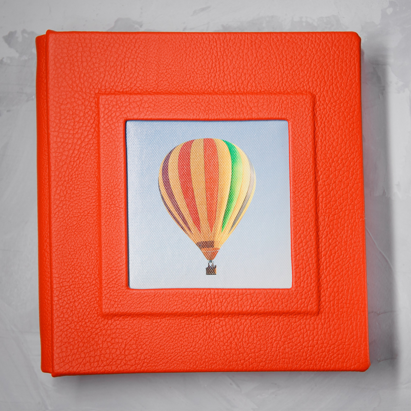 фотокнига яркая фотографией на обложке