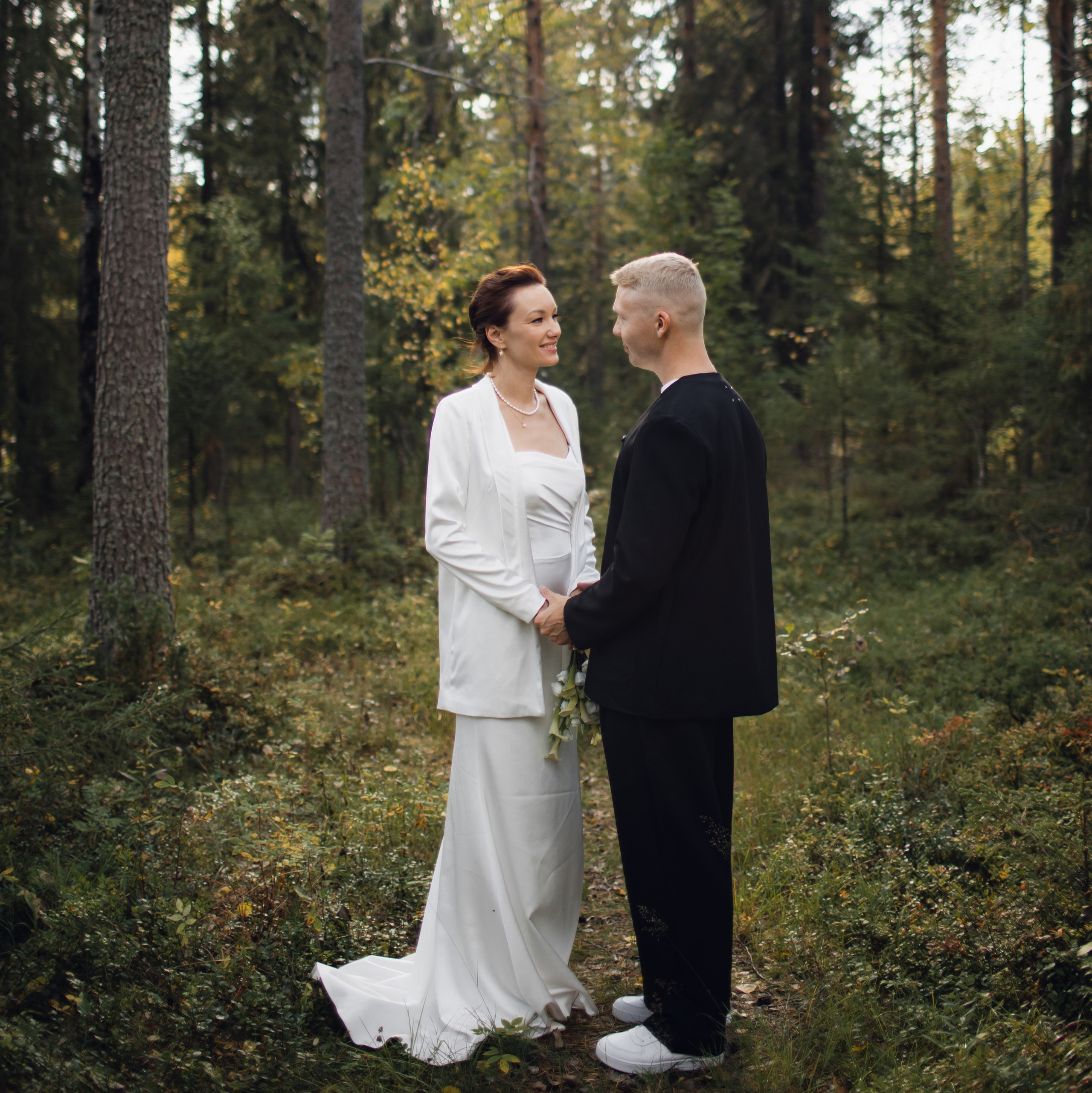 Эмоциональный портрет в Roomy Hotel Архангельска: пара в полумраке при естественном свете с акцентом на руки и взгляды для камерной свадебной истории