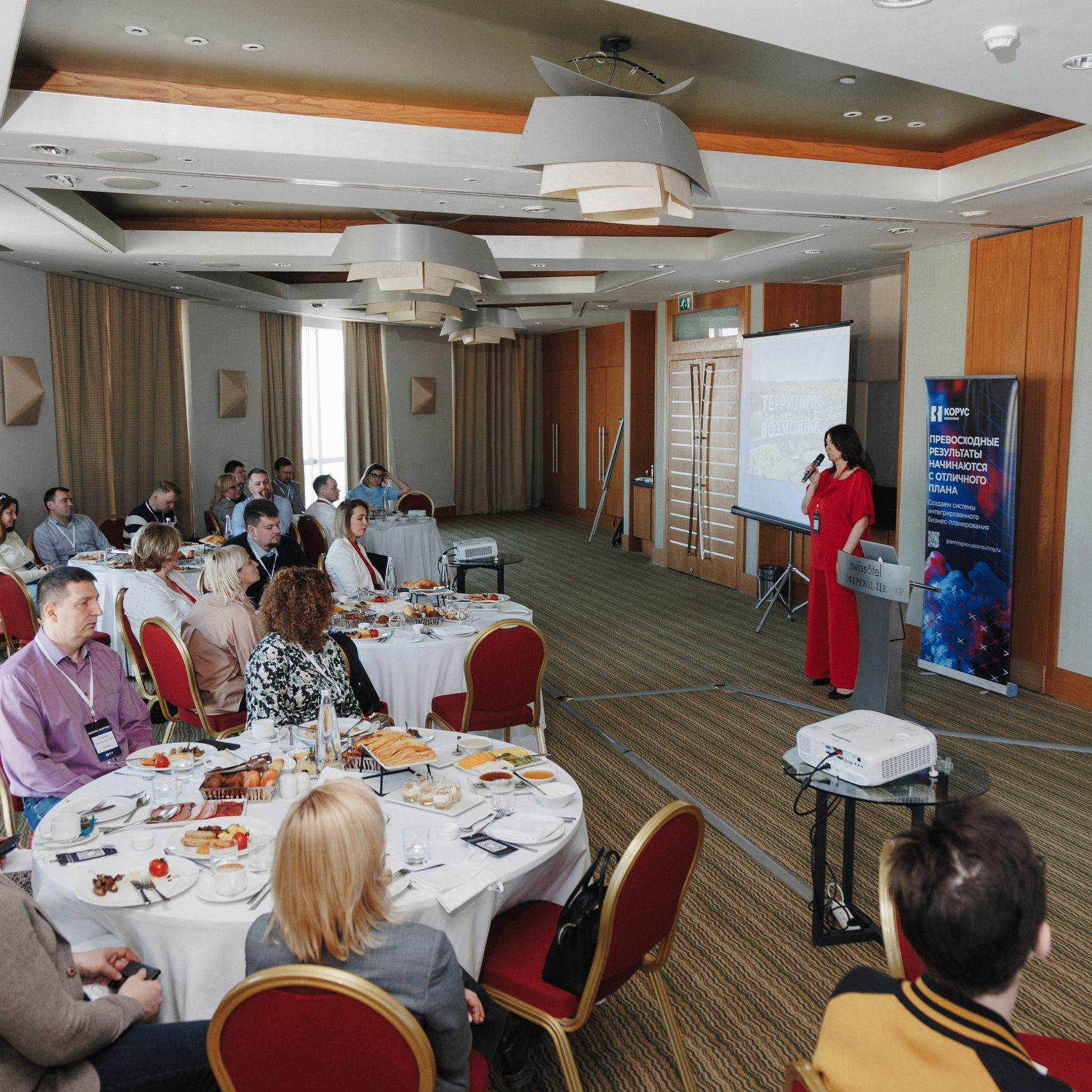 Репортажная съемка мероприятия: презентация на бизнес-завтраке.