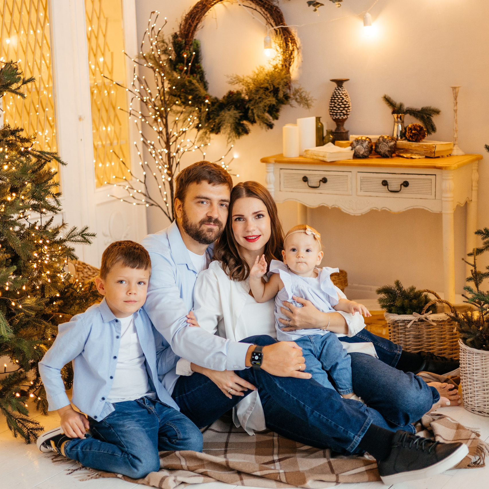 Новогодняя фотосессия со снегом у елки: семья в стильных нарядах, волшебство