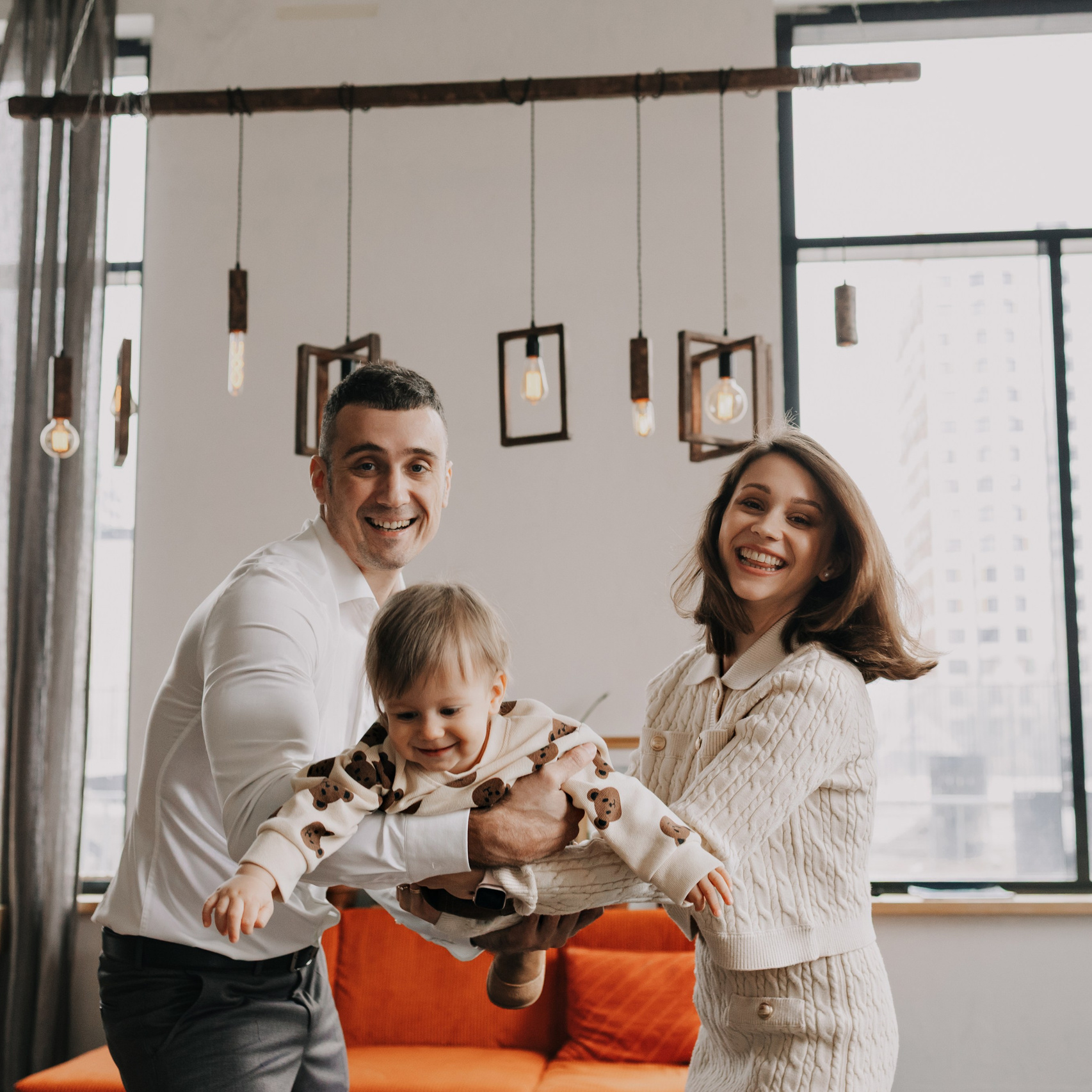 Родителя качают ребенка для красивой фотографии