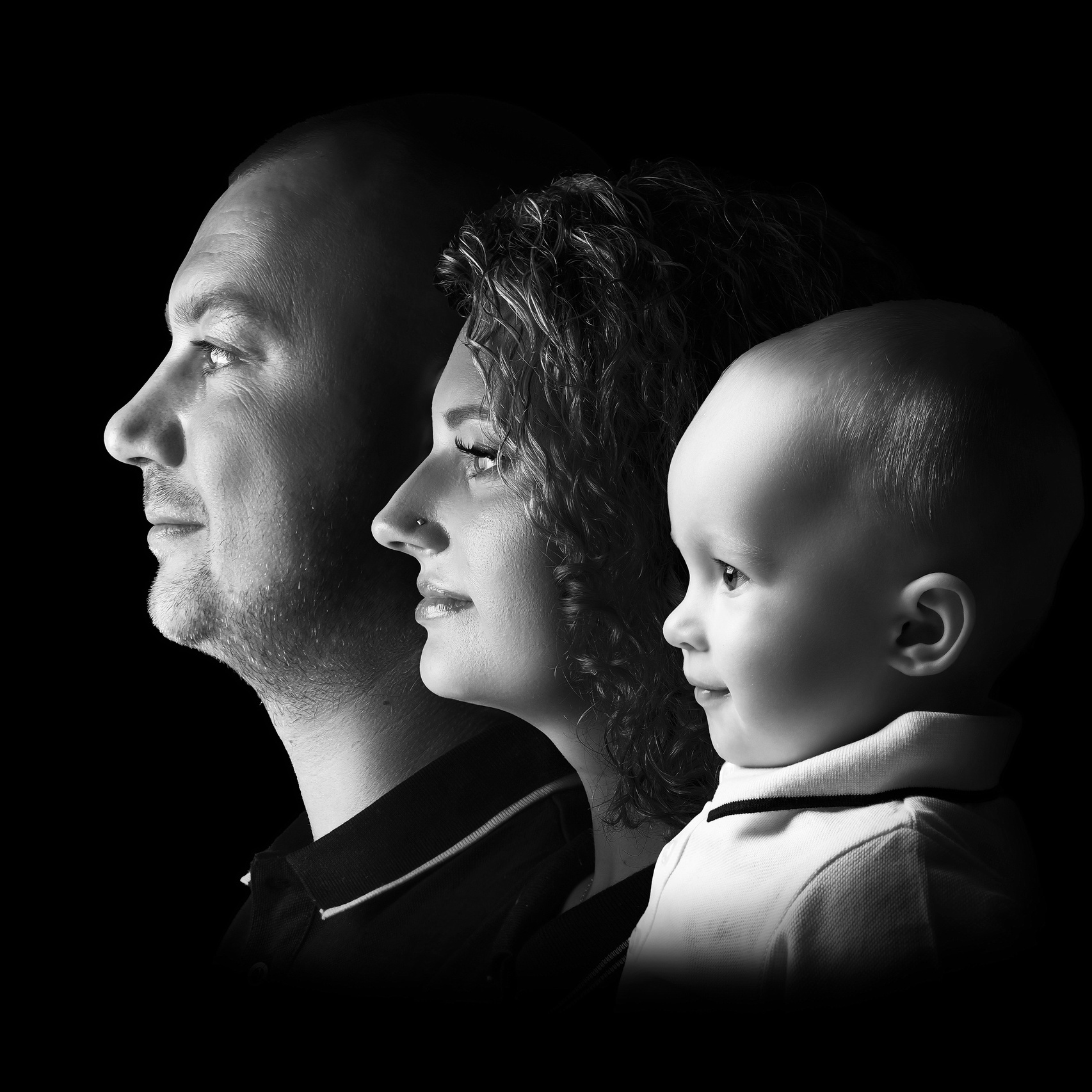 Семейный портрет Поколение папа мама и ребенок в профиль чб 