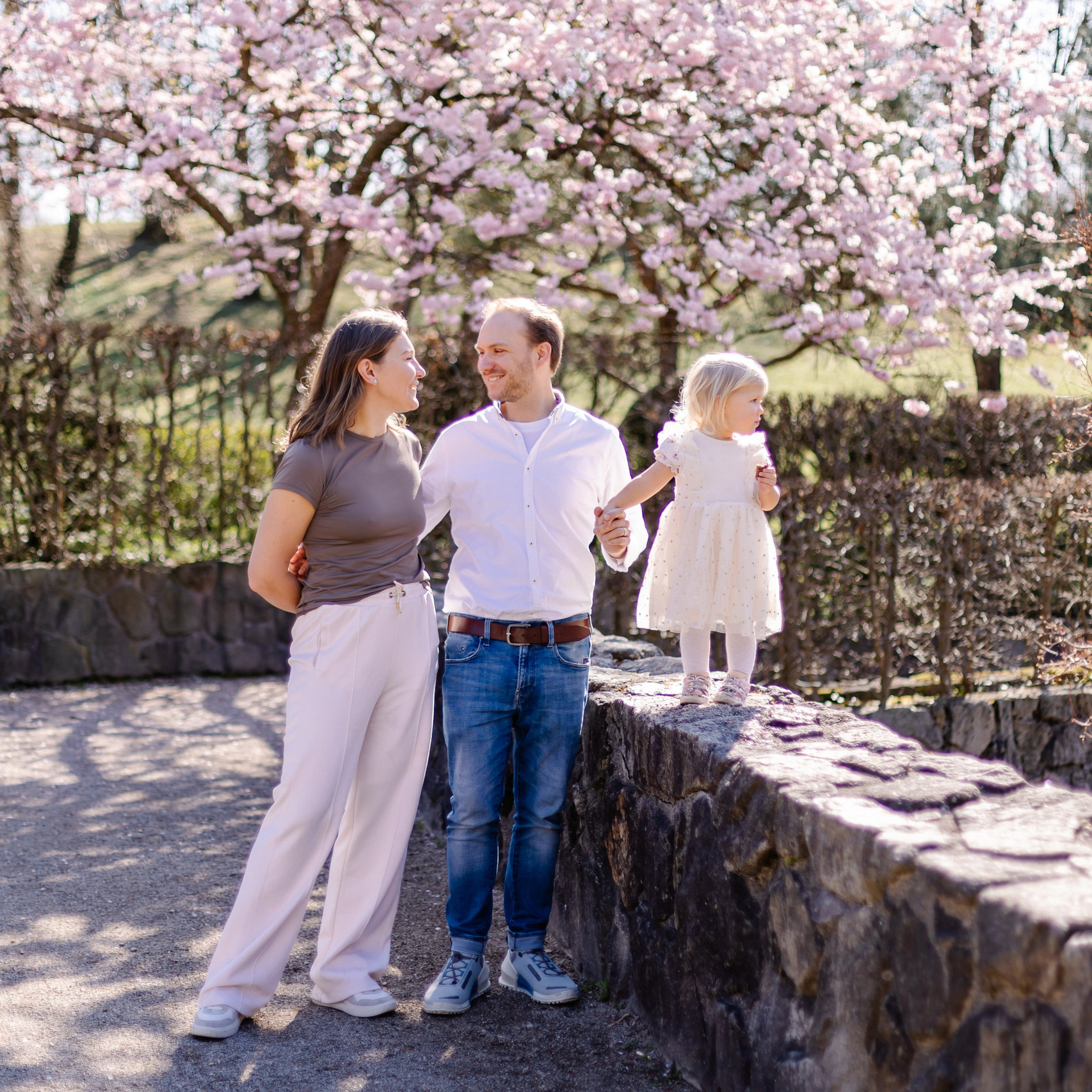 Orte für Fotoshootings in München. Kirschblüte in München. Frühling in München. Familienfotograf München. Fotografin in München Dasha Antipina