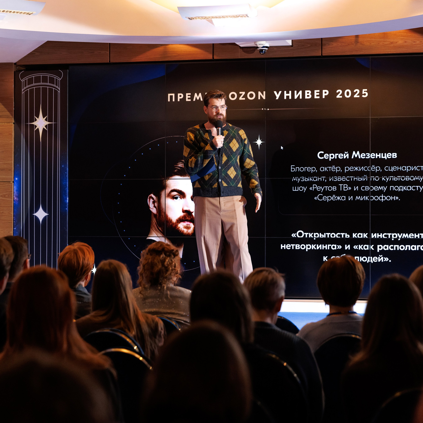 Деловое портретное фото фотография сотрудника в костюме в студии мужчина