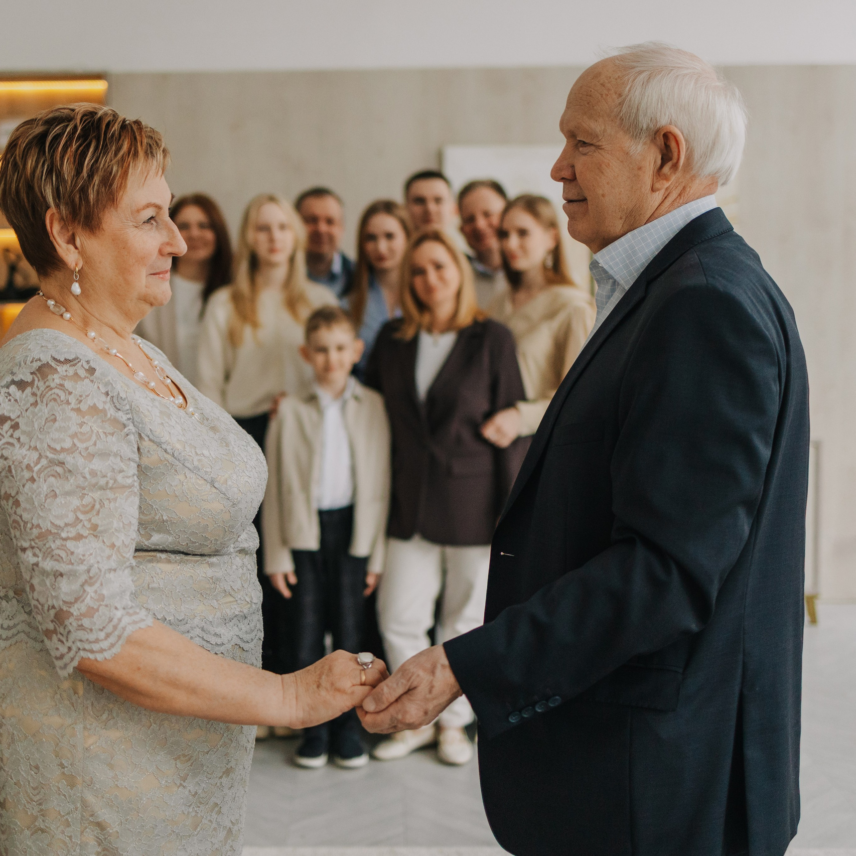 Лучшая новогодняя семейная фотосессия: семья у елки, бенгальские огни, стильные праздничные образы