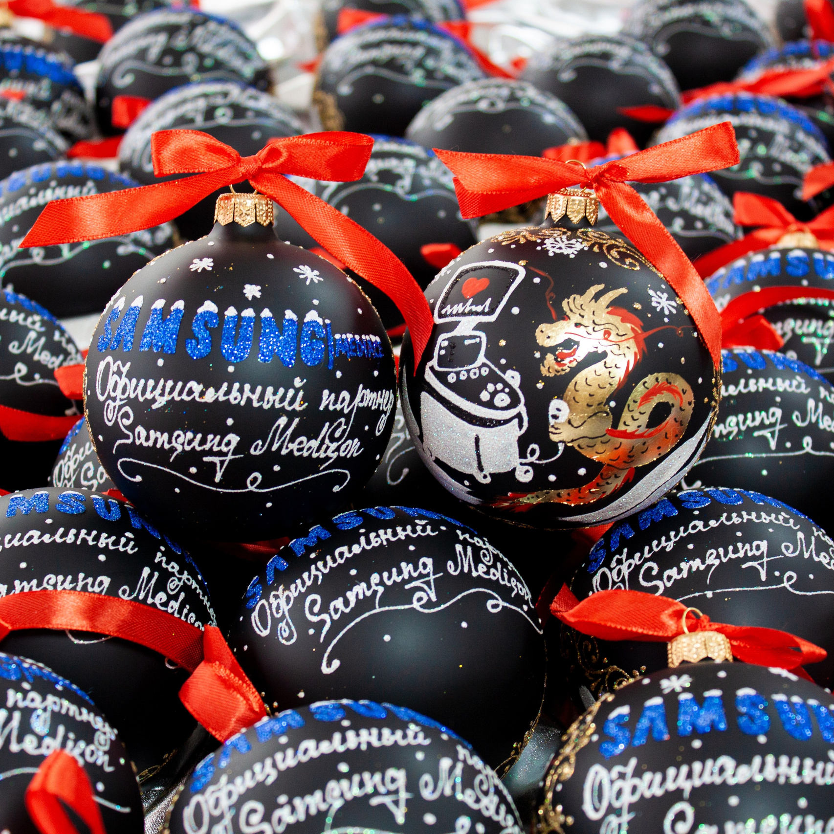 Художественная ручная роспись елочных шаров, корпоративные подарки и восковые аромасвечи