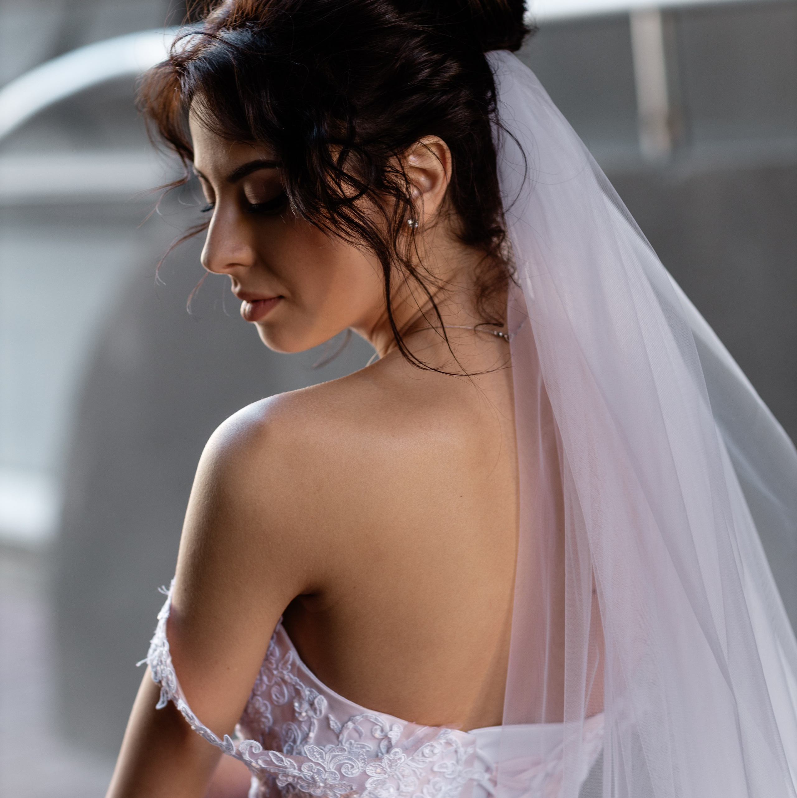 Фотограф показывает молодожёнам отснятый материал