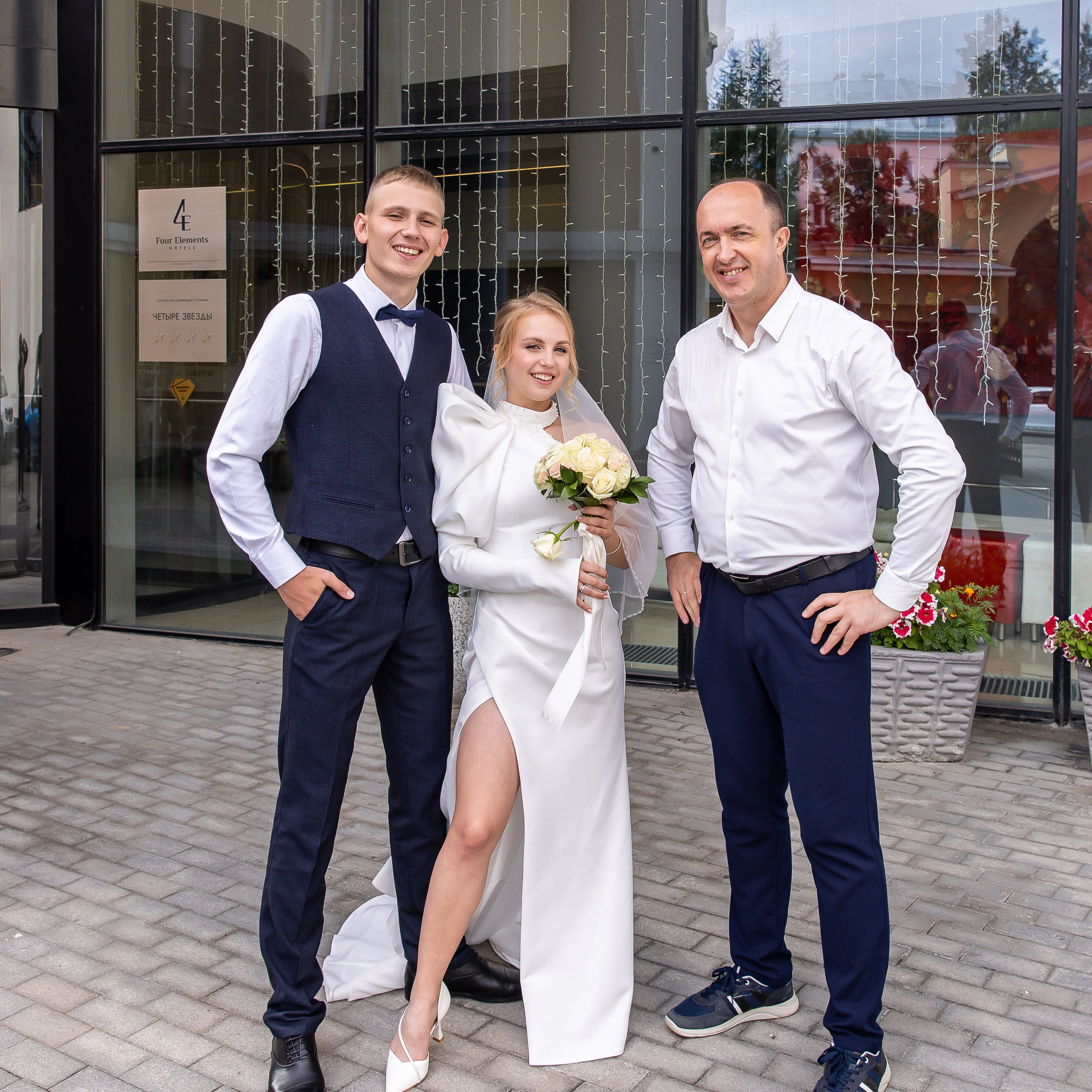 Шикарное платье невесты и улыбающийся жених.