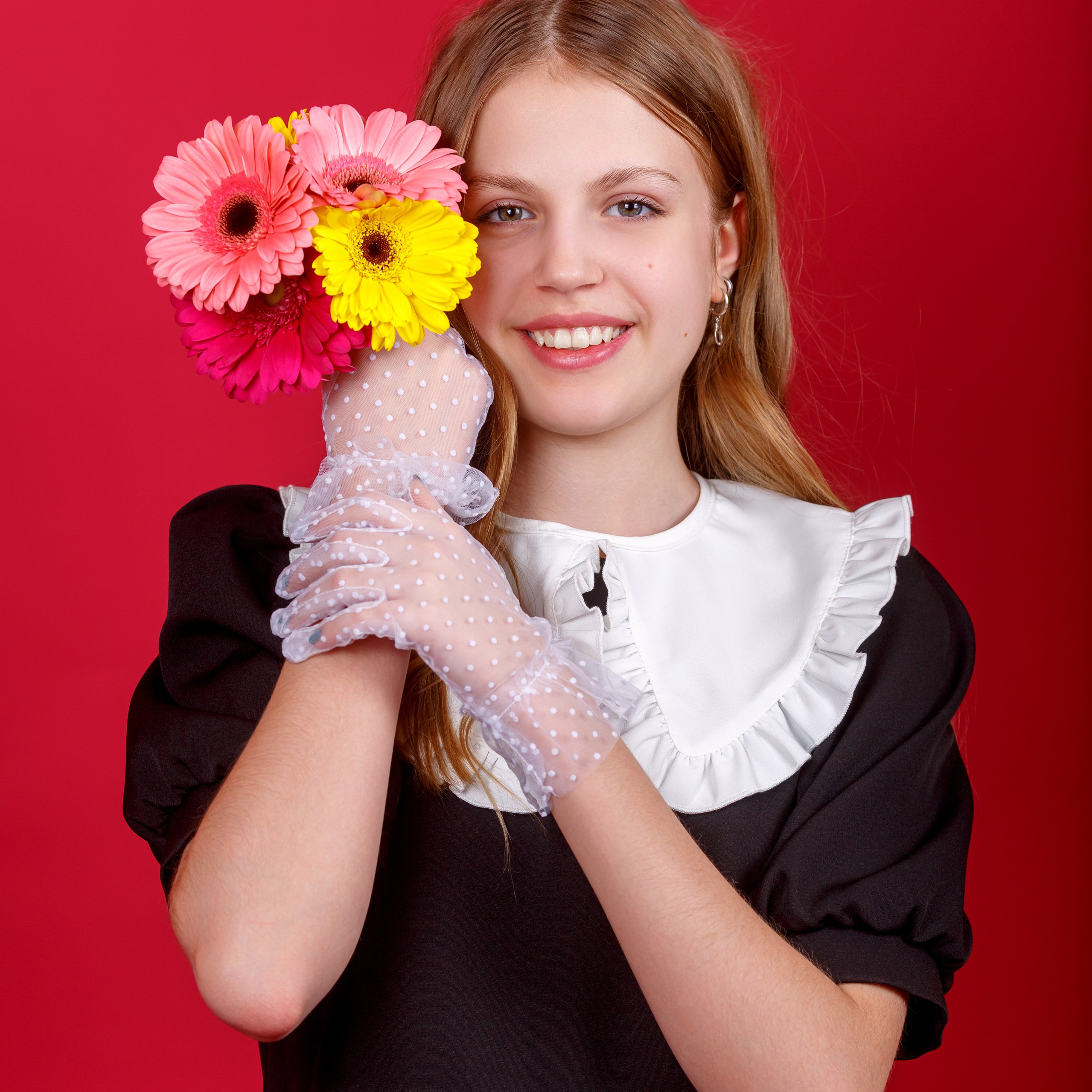 Идея для выпускной фотосессии - школьницы на фоне больших неоновых букв.