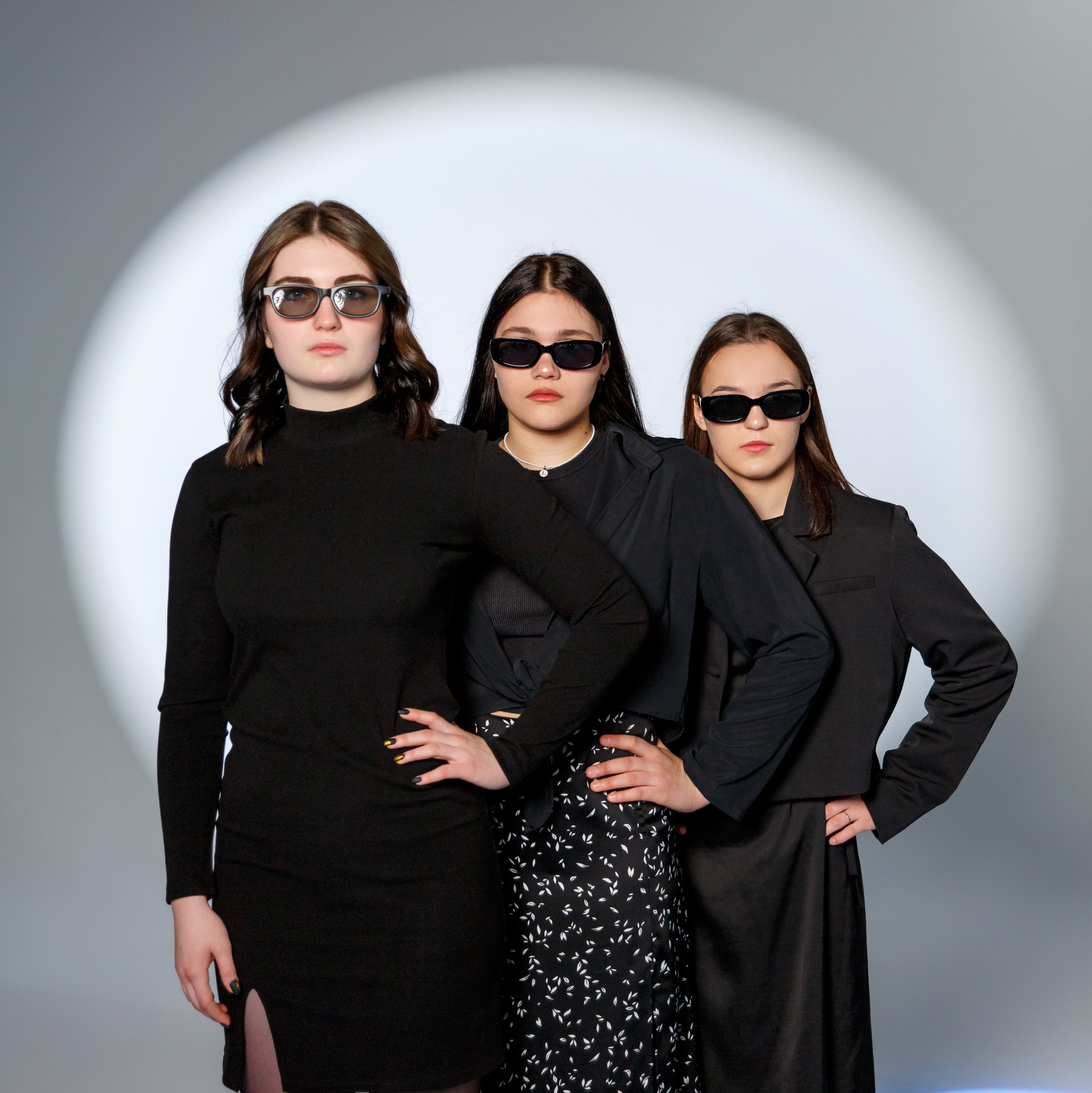 Медицинский класс в смирительной рубашке на групповом фото в выпускном альбоме. Работа школьного фотографа студии Вышка в Москве.