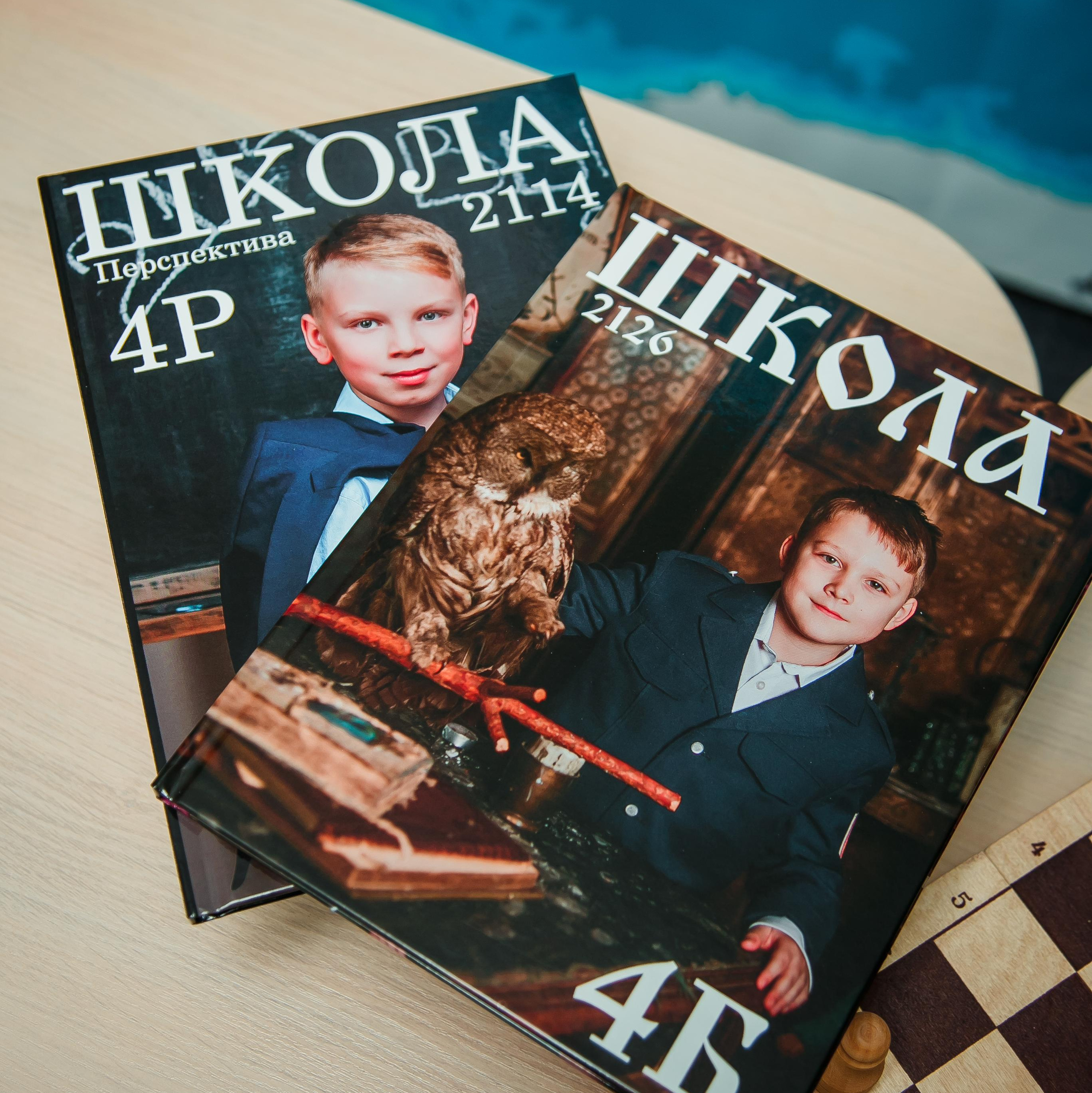 Идея для выпускного альбома - школьники смотрят в кадр сквозь дырку от бублика.