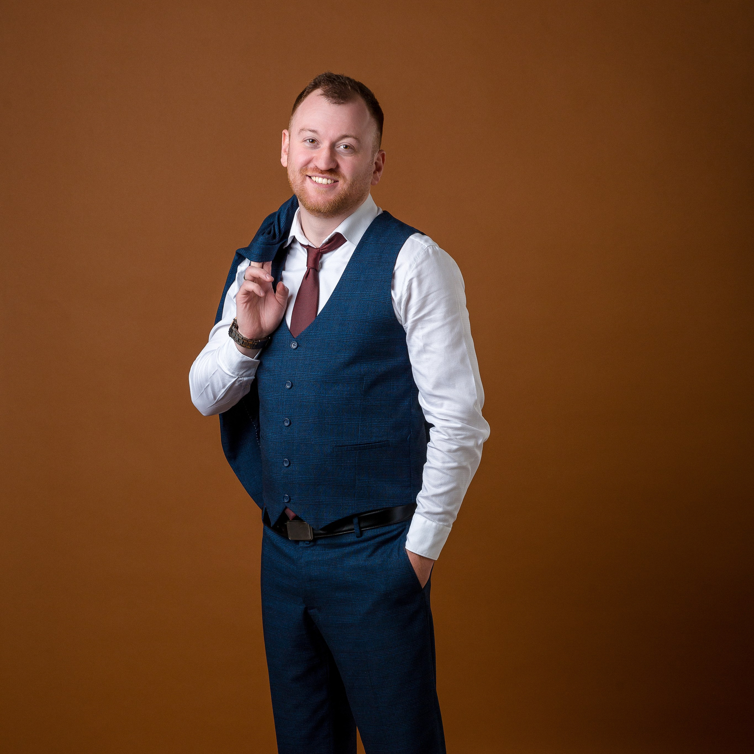 Деловое портретное фото фотография сотрудника в костюме в студии мужчина