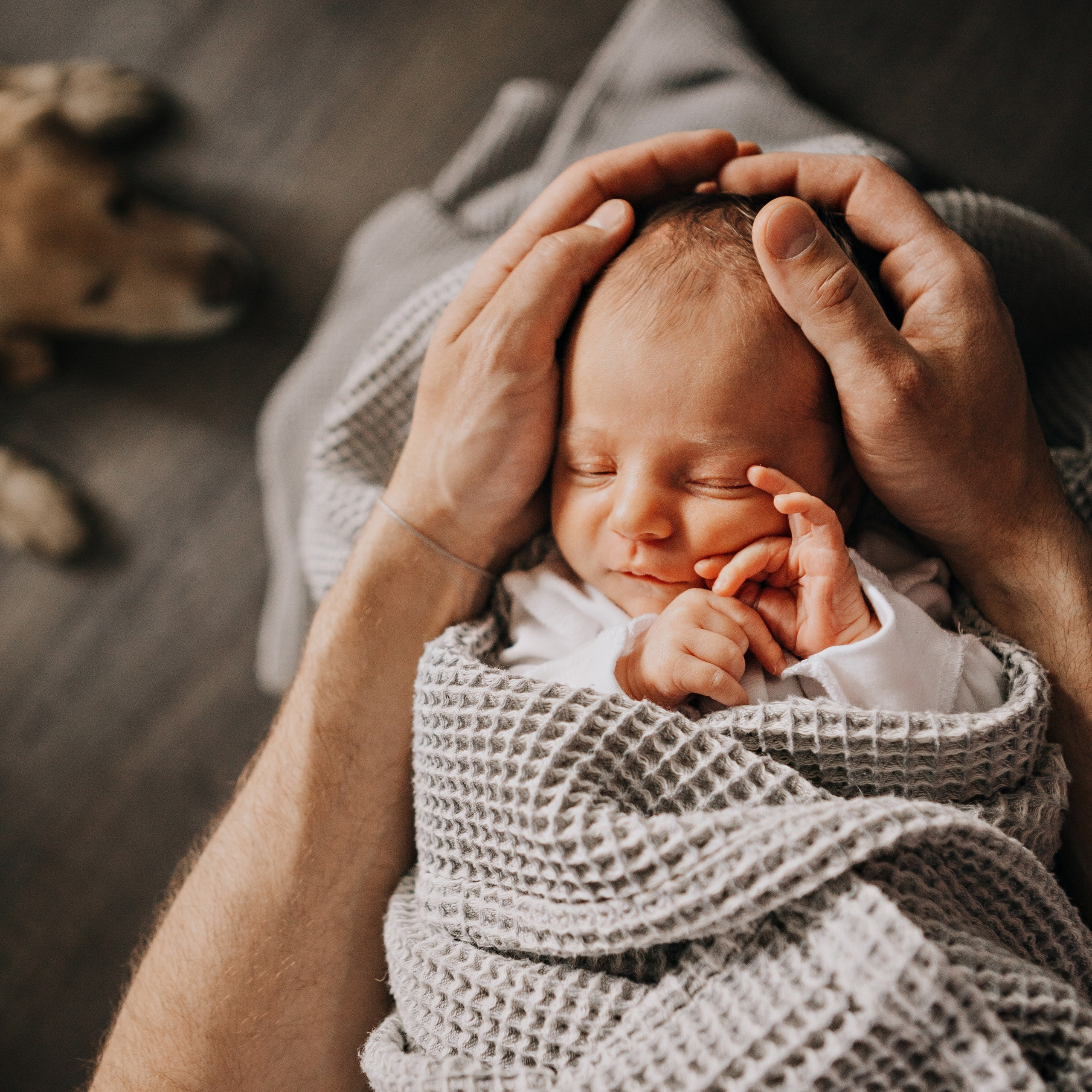 Съемка крещения: Нежный кадр с помазанием миром в храме.