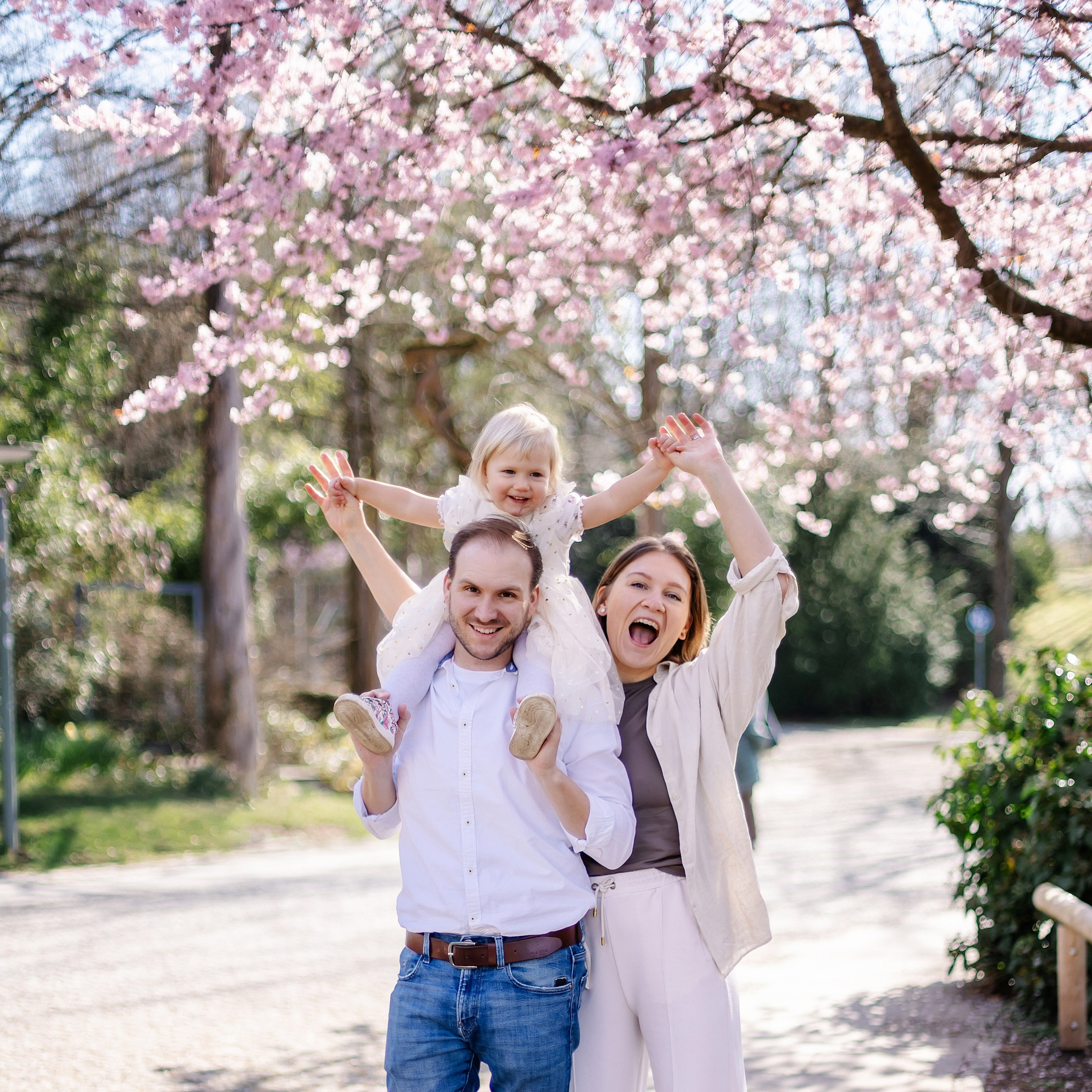 Orte für Fotoshootings in München. Kirschblüte in München. Frühling in München. Familienfotograf München. Fotografin in München Dasha Antipina
