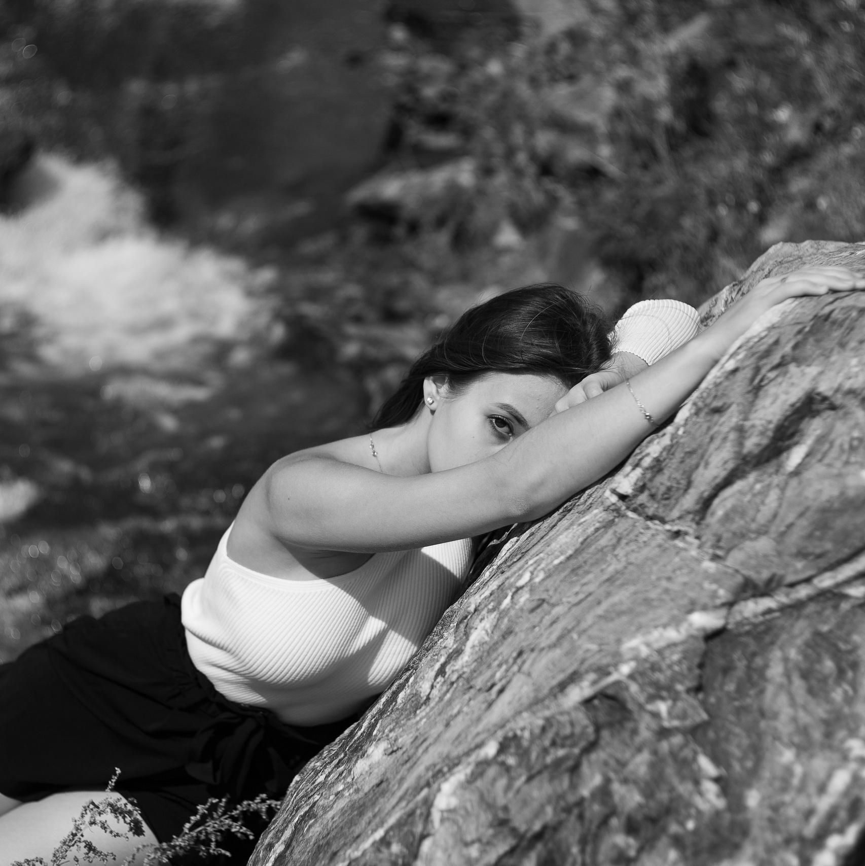 Девушка лежащая на камнях, фотограф Иван Зиновьев