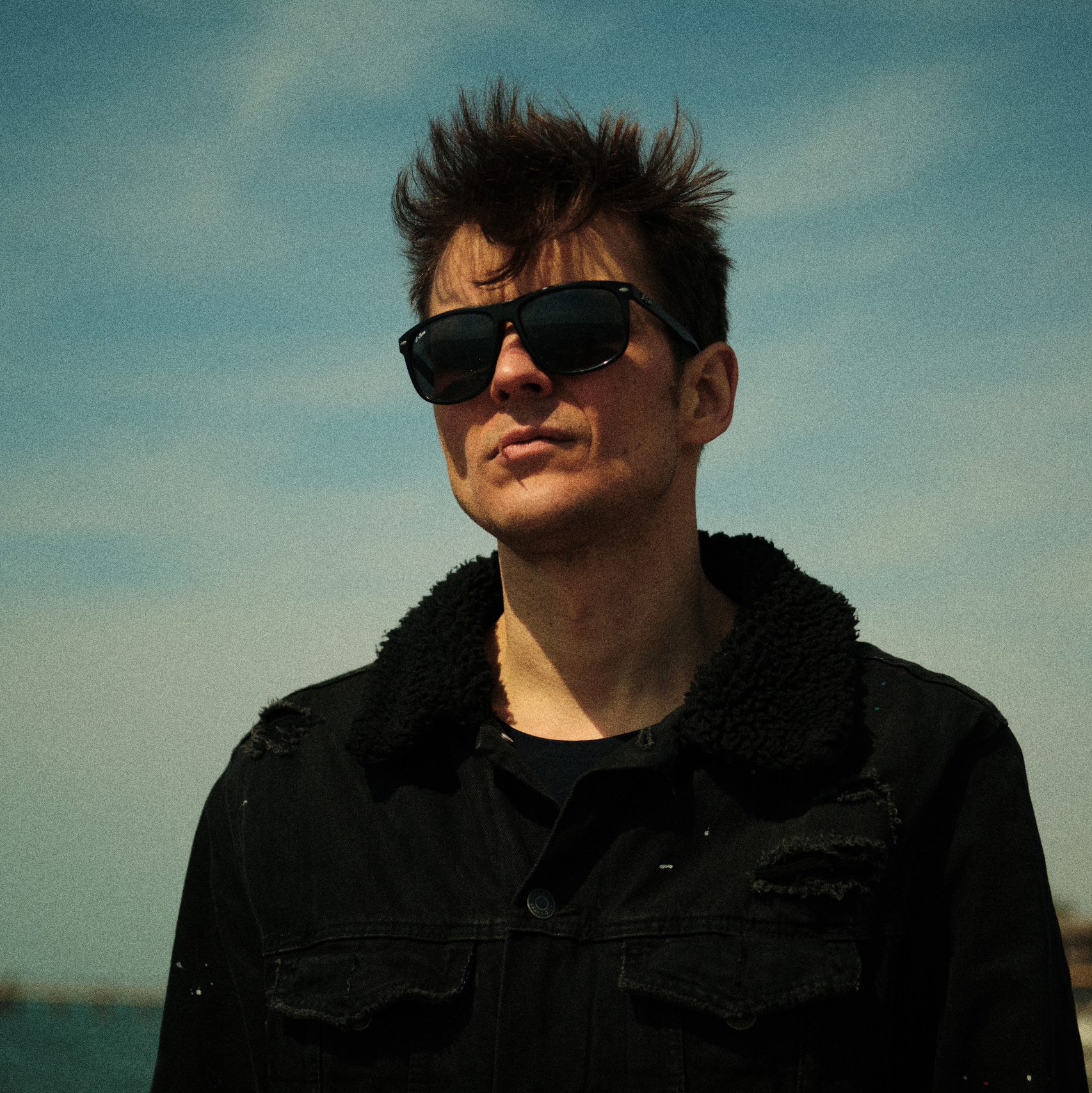 Красавчик в темных очках