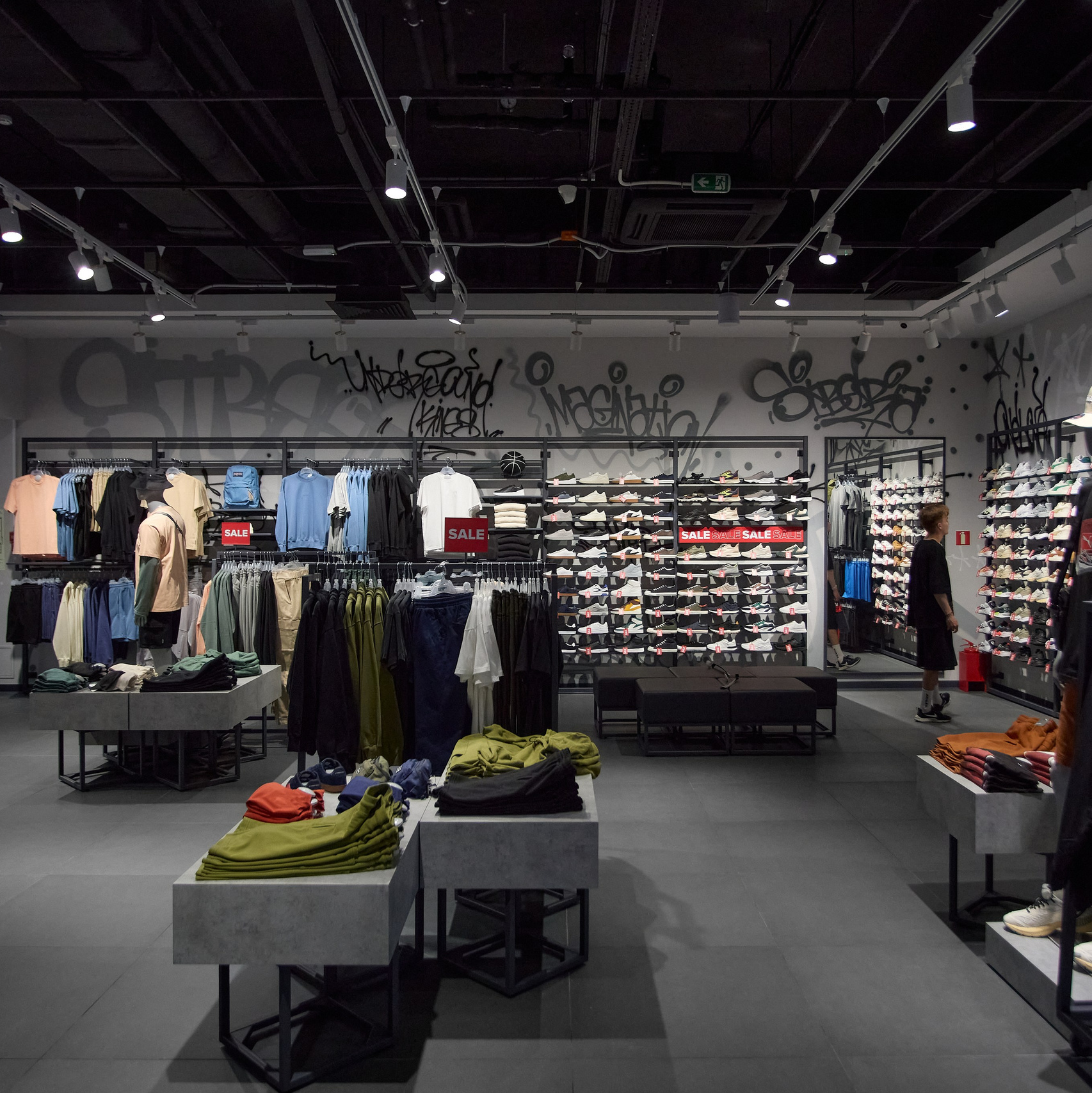 Съёмка помещения магазина, интерьер торгового зала Street Beat в Томске