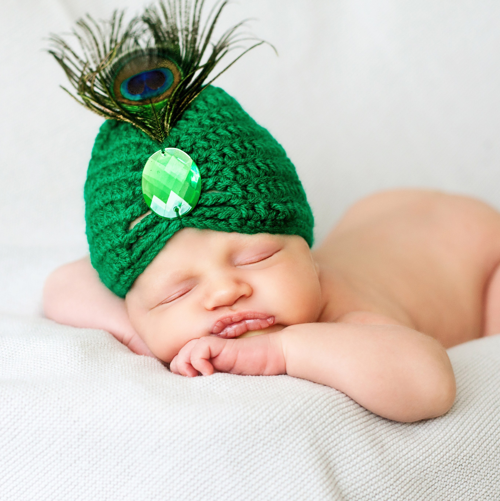 Крещение фотосессия: Ребенок в светлом наряде, улыбающаяся мама.