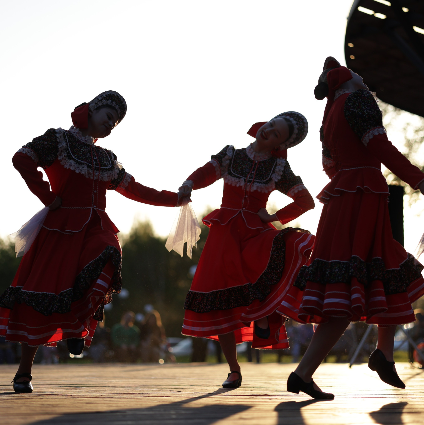 Танцуют в национальных нарядах на сцене в парке победы 