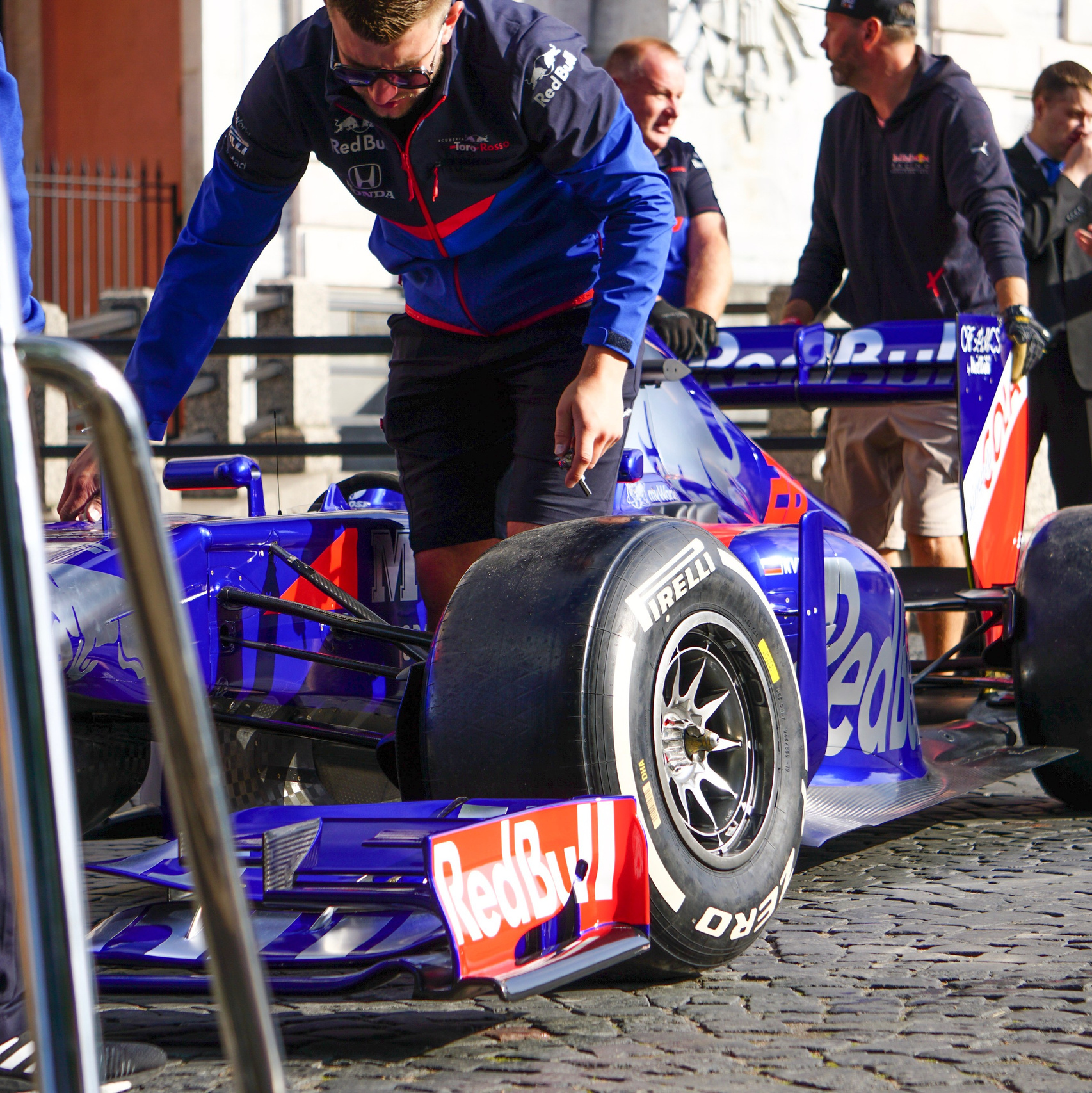 Механики Red Bull Formula 1 оперативно работают во время планового пит‑стопа.