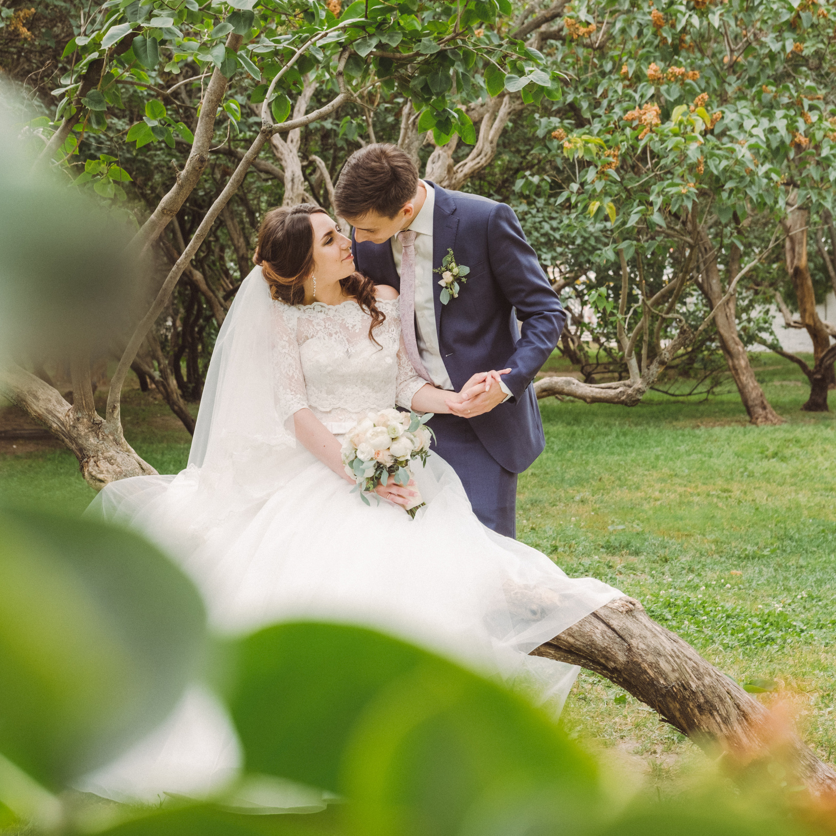 Свадьба в Парке Горького молодожёны в зелени среди деревьев фотограф Любовь Потапова