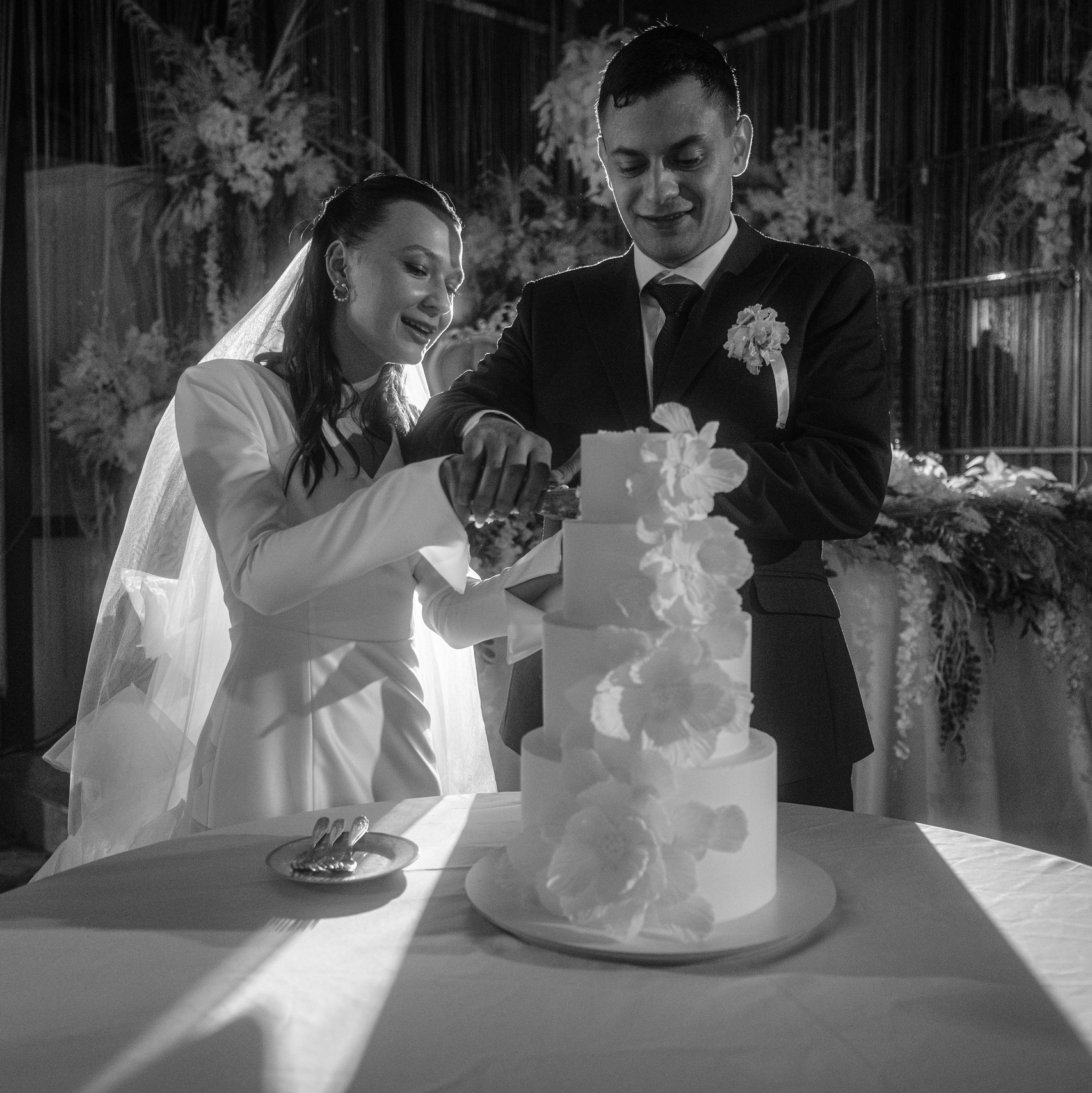 Премиум свадебная фотосессия, киношные кадры с цветным светом