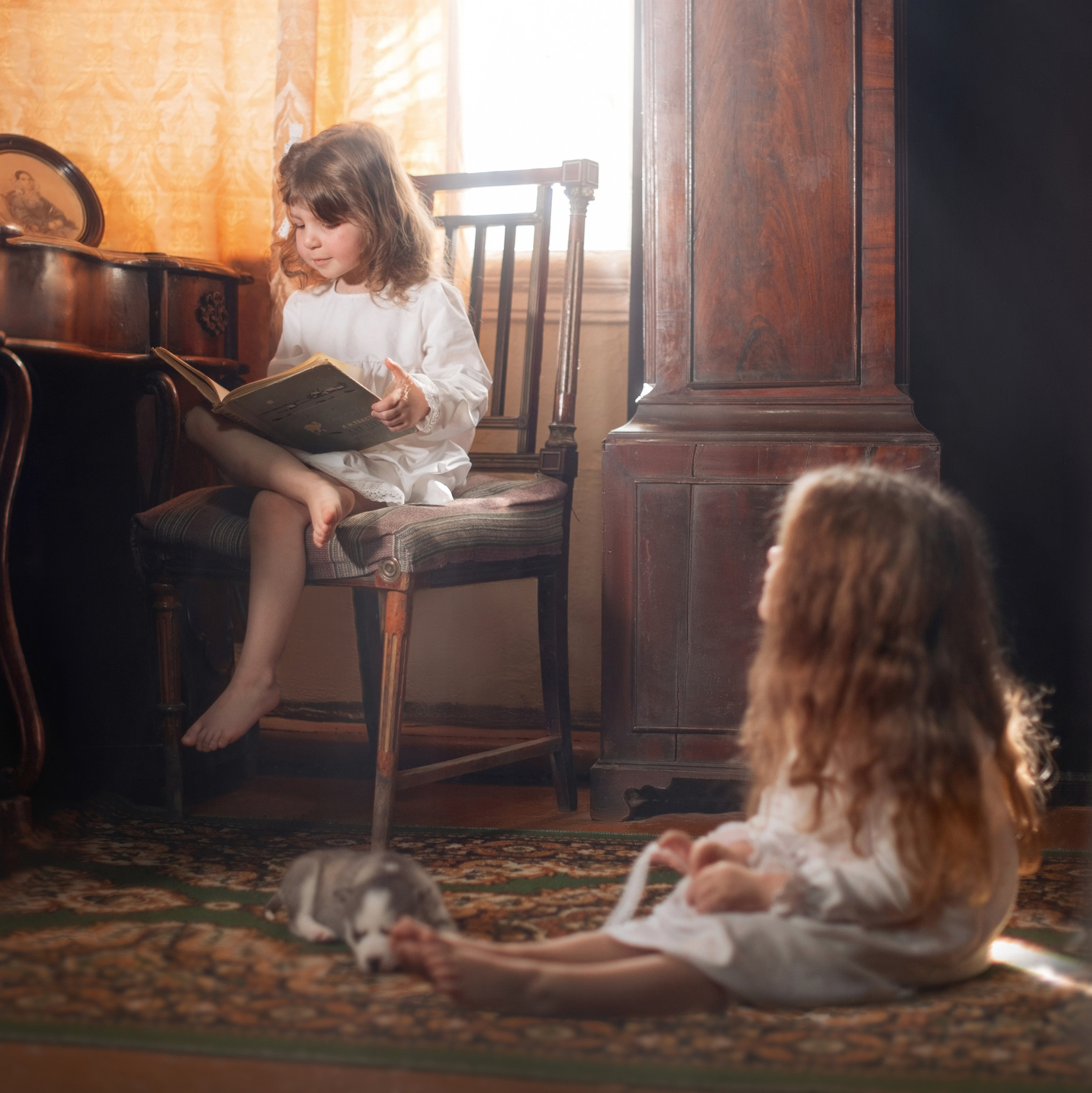 Мальчики блезницы бегают с собакой