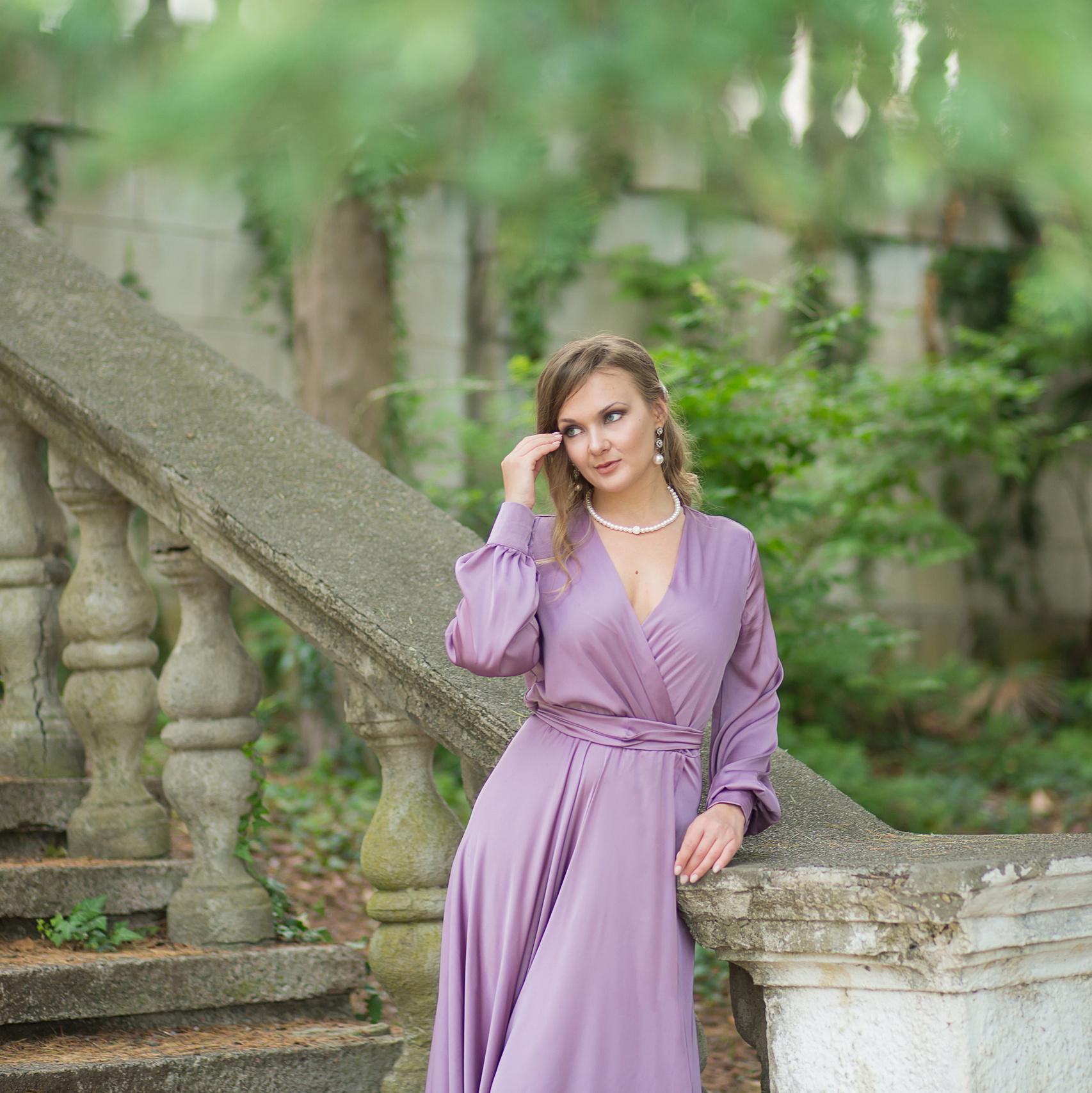 девушка стоит в архитектуре