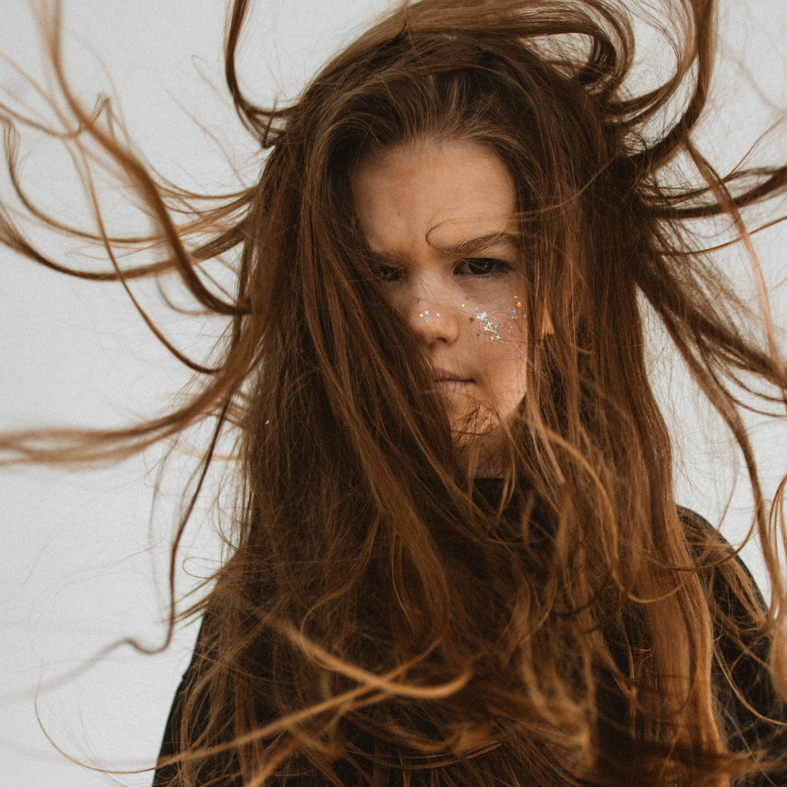 Съемка крещения: Нежный кадр с помазанием миром в храме.