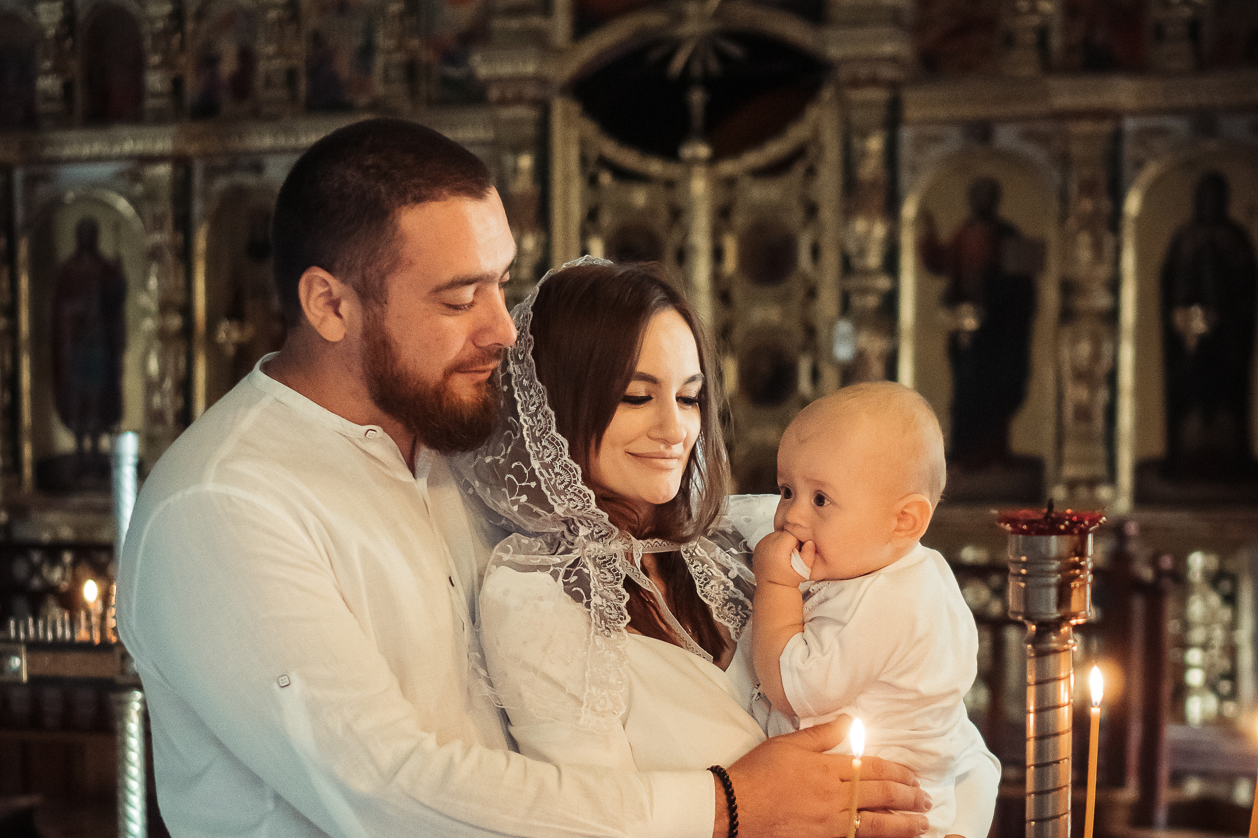 Портрет семьи с сыном в храме