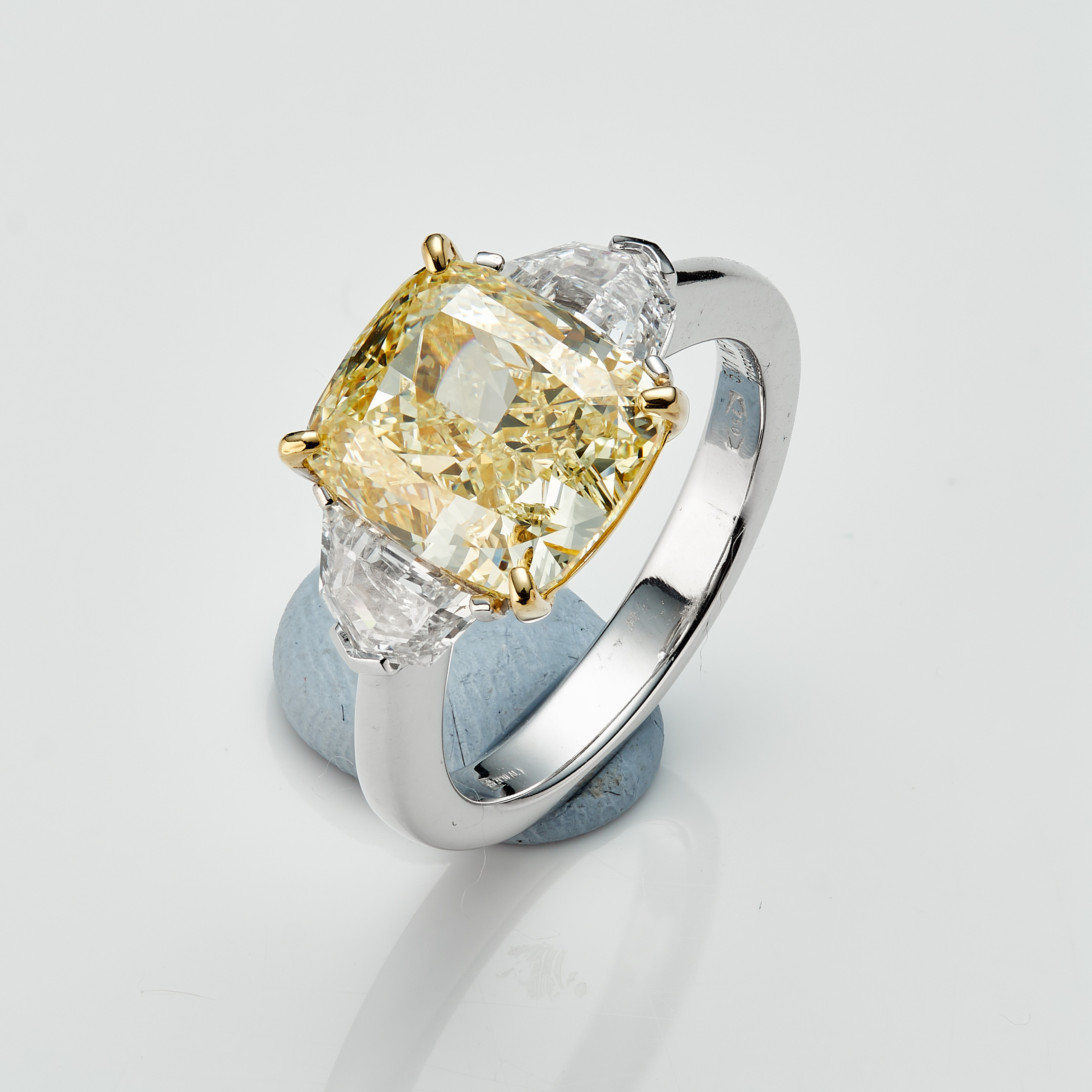 Каталожное фото кольца с камнем для ювелирного бренда без обработки