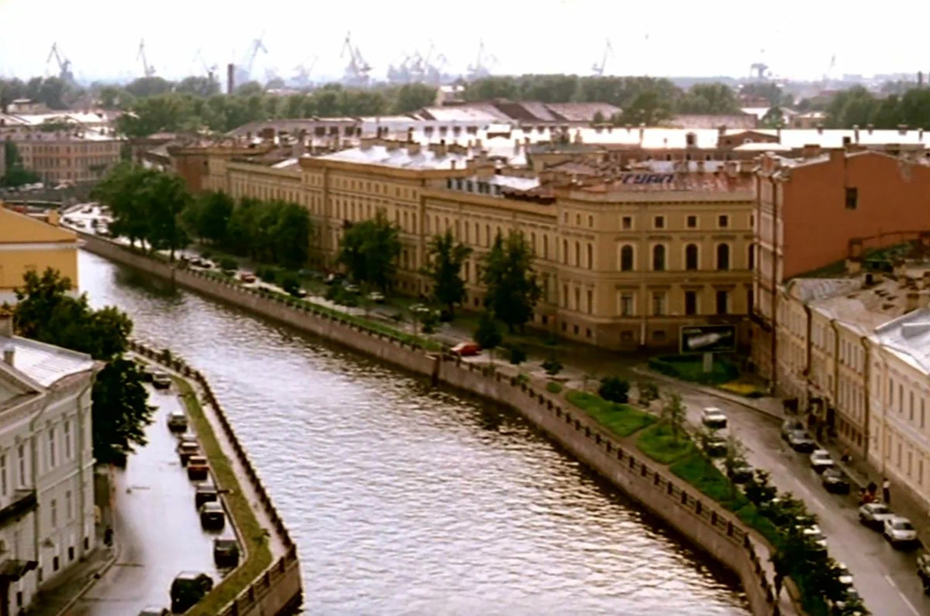 Крыши Петербурга. Бьюти- и портретный фотограф в Москве Полли Максимова. Создаю съёмки и делаю ретушь для брендов косметики и рекламы