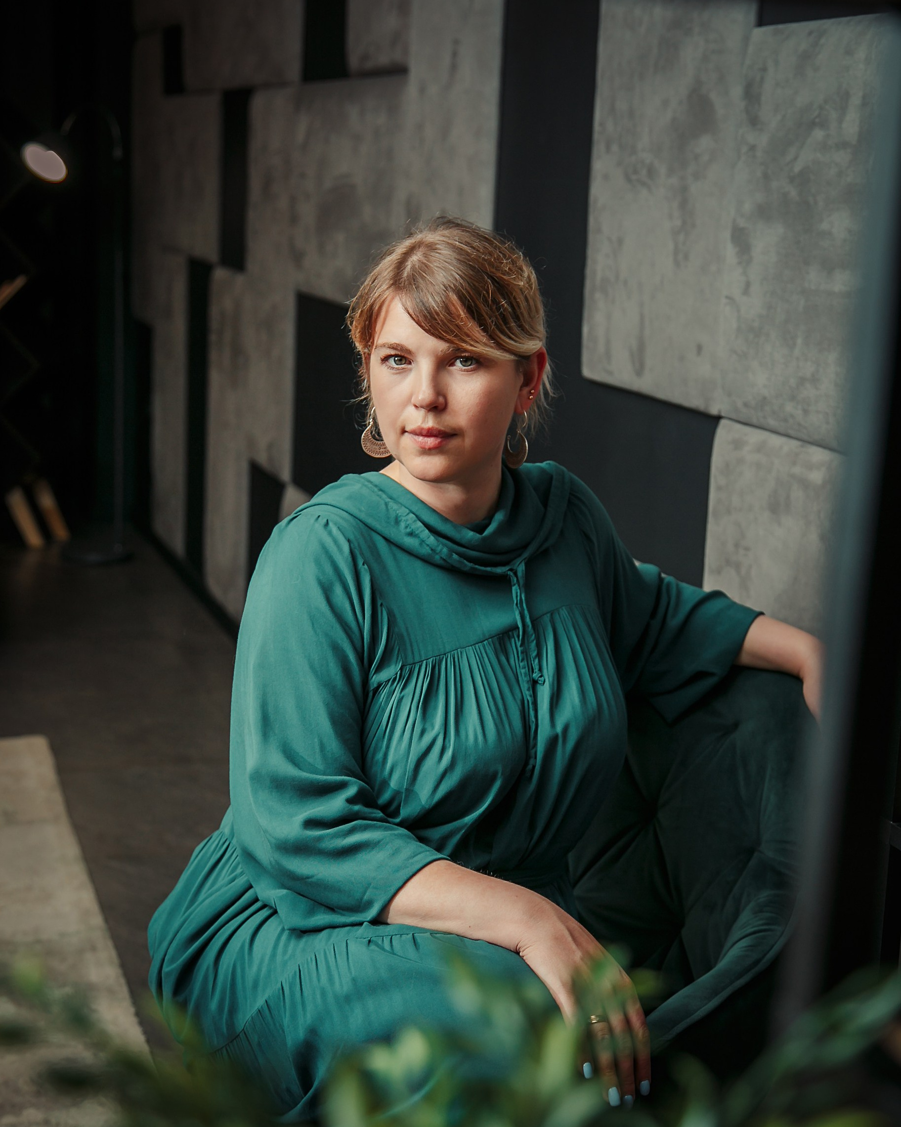 Брендовая фотосессия для эксперта — личный визуальный стиль, Как проходит бренд-съёмка — фотограф работает с клиентом в кадре, подбор локации, образа и реквизита для съёмки, Фотограф Rina Sphoto — бренд-съёмка в Москве для экспертов и специалистов