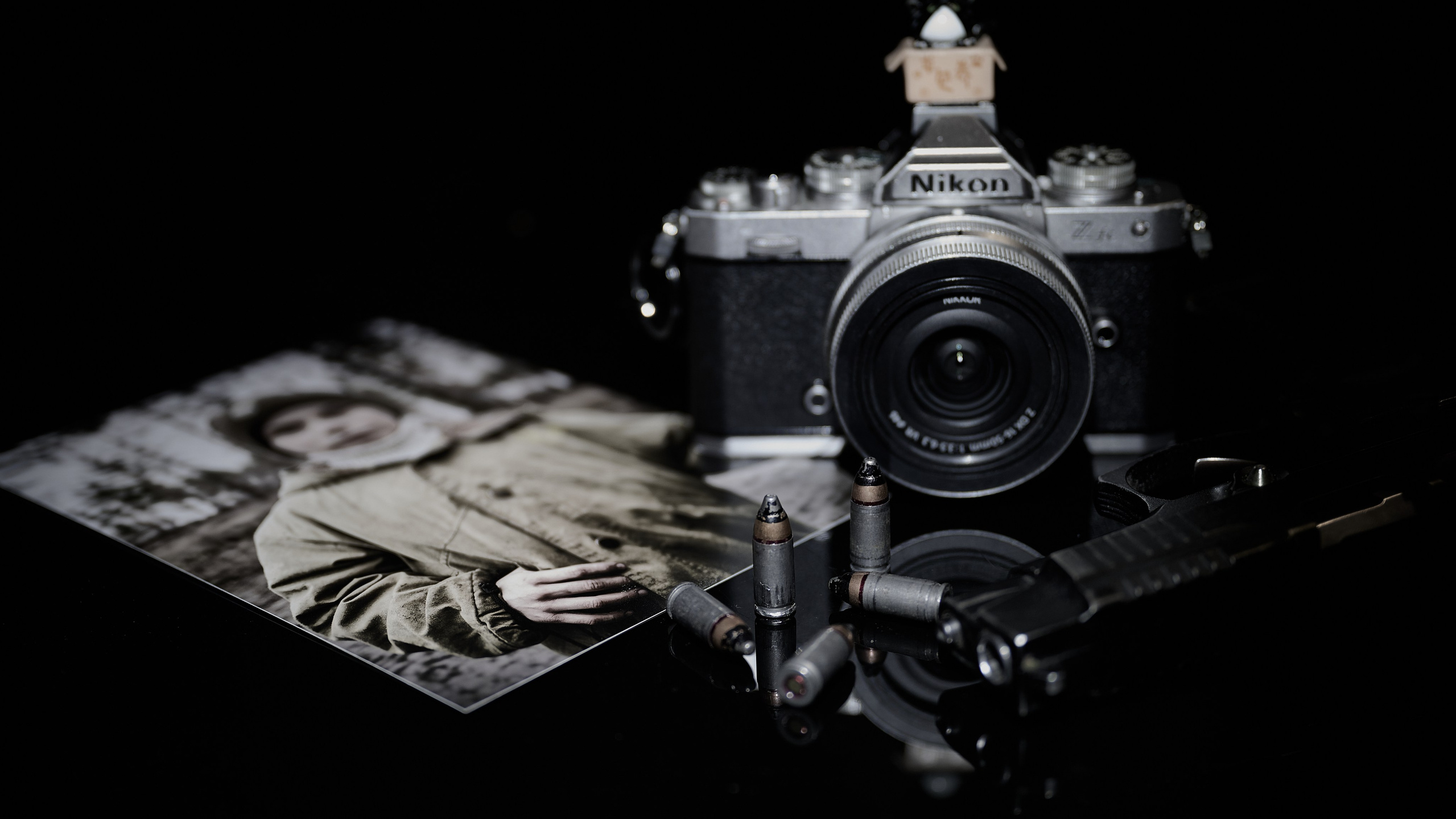 Международный антивоенный проект Планета без войн. Автор и фотограф проекта Роман Адлер. "Жизнь, которая не имеет выбора места жительства, и которая продолжается… не смотря на ад войны, развернувшейся вокруг. Вопреки всему она остается Жизнью." - цитата автора проекта.