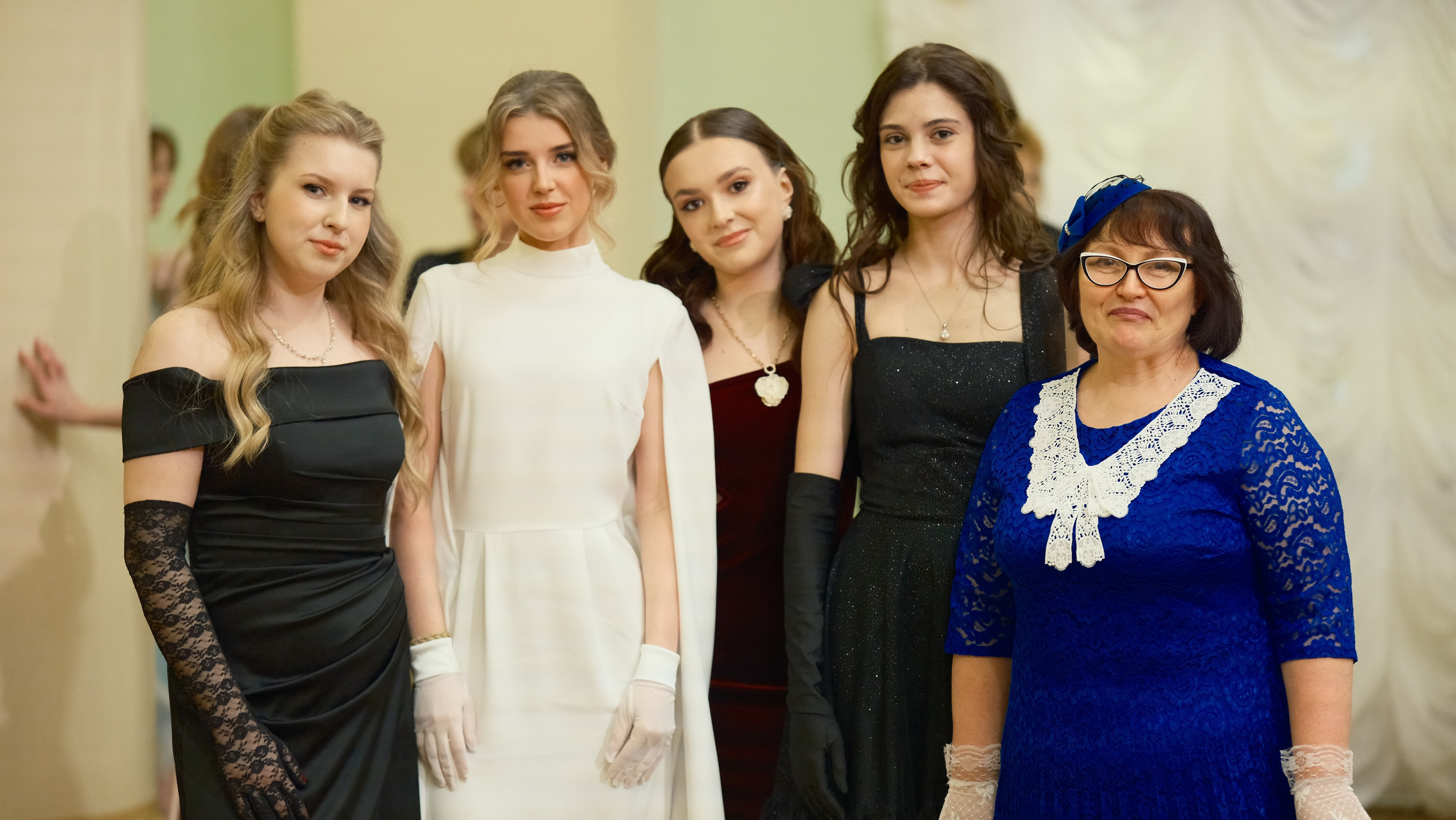 Выпускницы школы с классным руководителем на выпускном вечере.