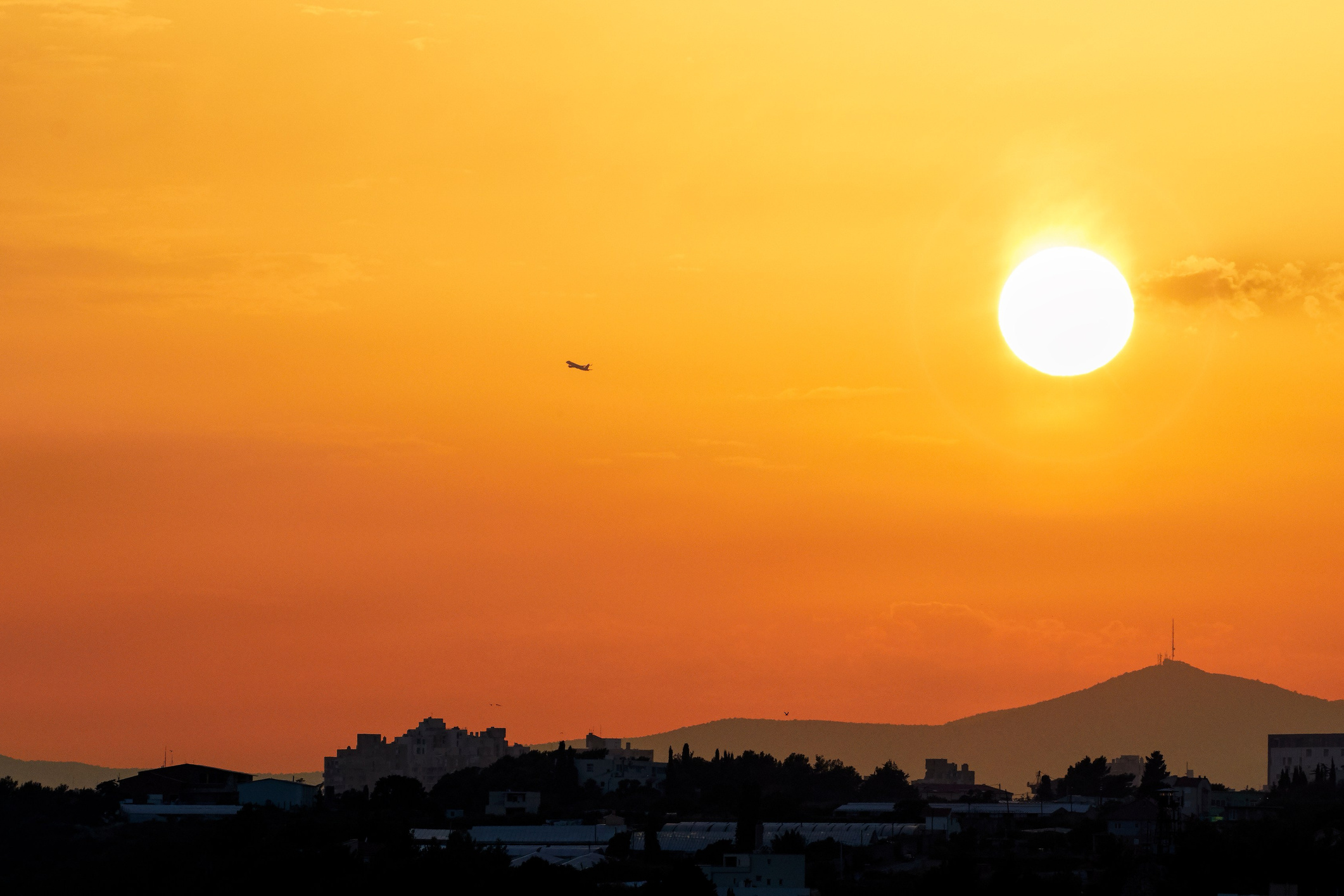 Самолёт на фоне заката, Городской пейзаж в сумерках.