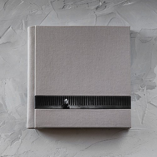 Дизайнерская фотокнига в обложке из серого льна с горизонтальной вставкой панорамного фото.