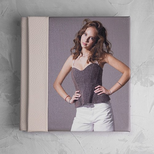 Фотокнига с комбинированной обложкой из бежевой кожи и фотопечатью на лицевой стороне.